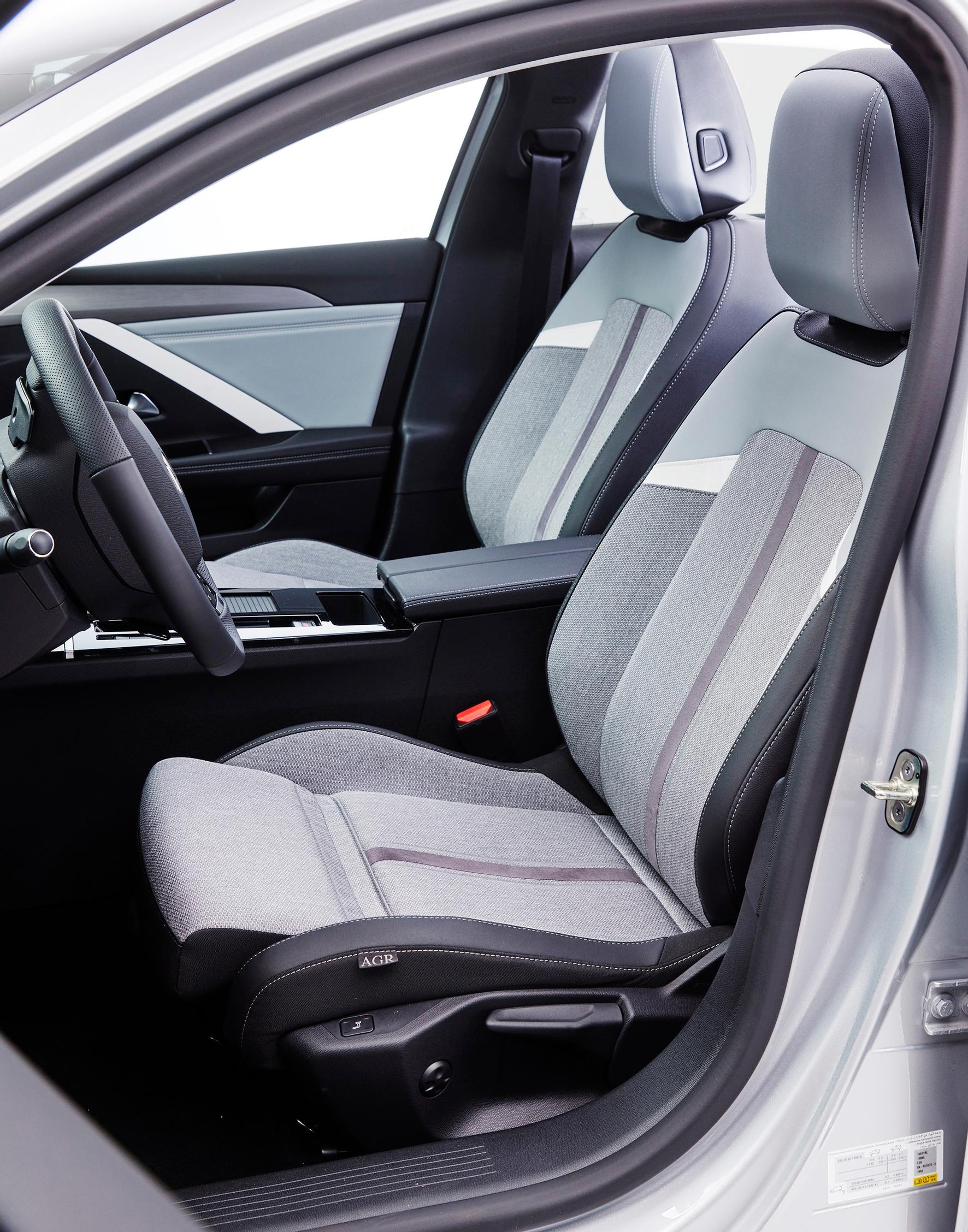Opel Astra 5dr Innovation Plus 130 Turbo A etupenkki