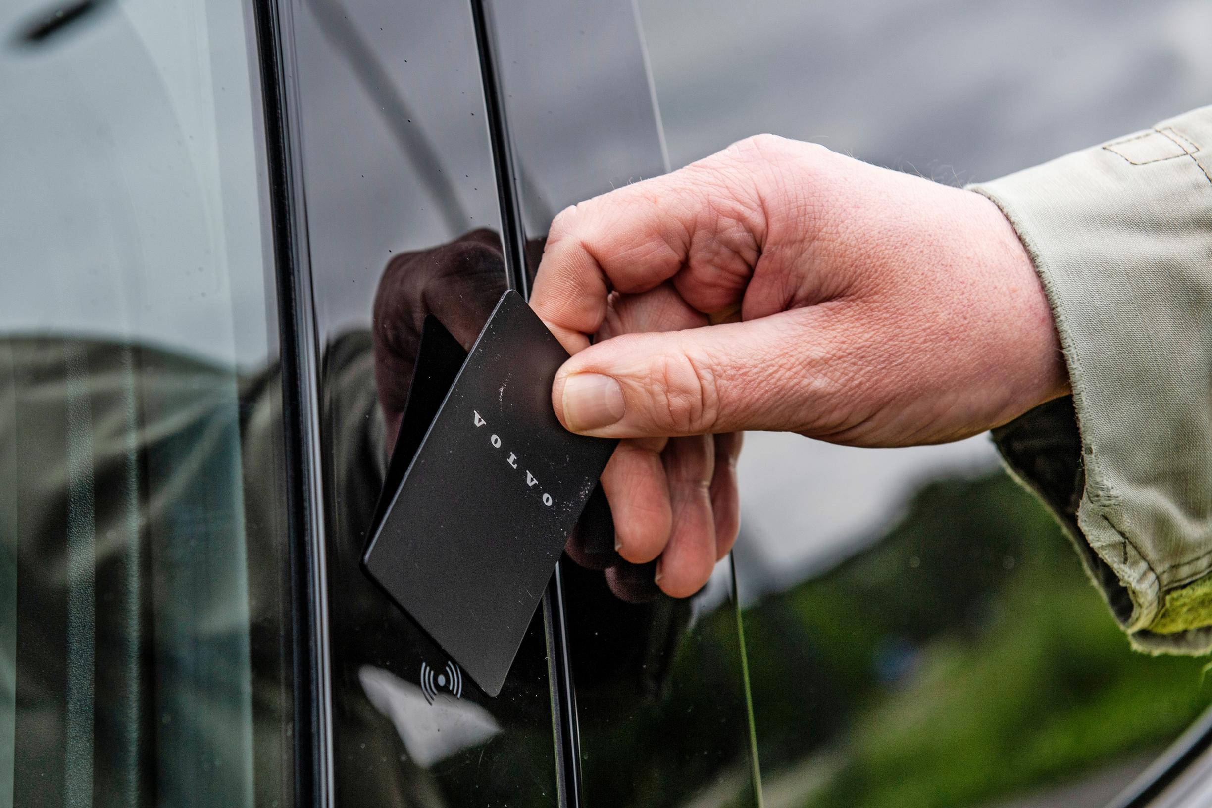 Volvo EX30 sisään mennään mustaa korttia vilauttamalla.