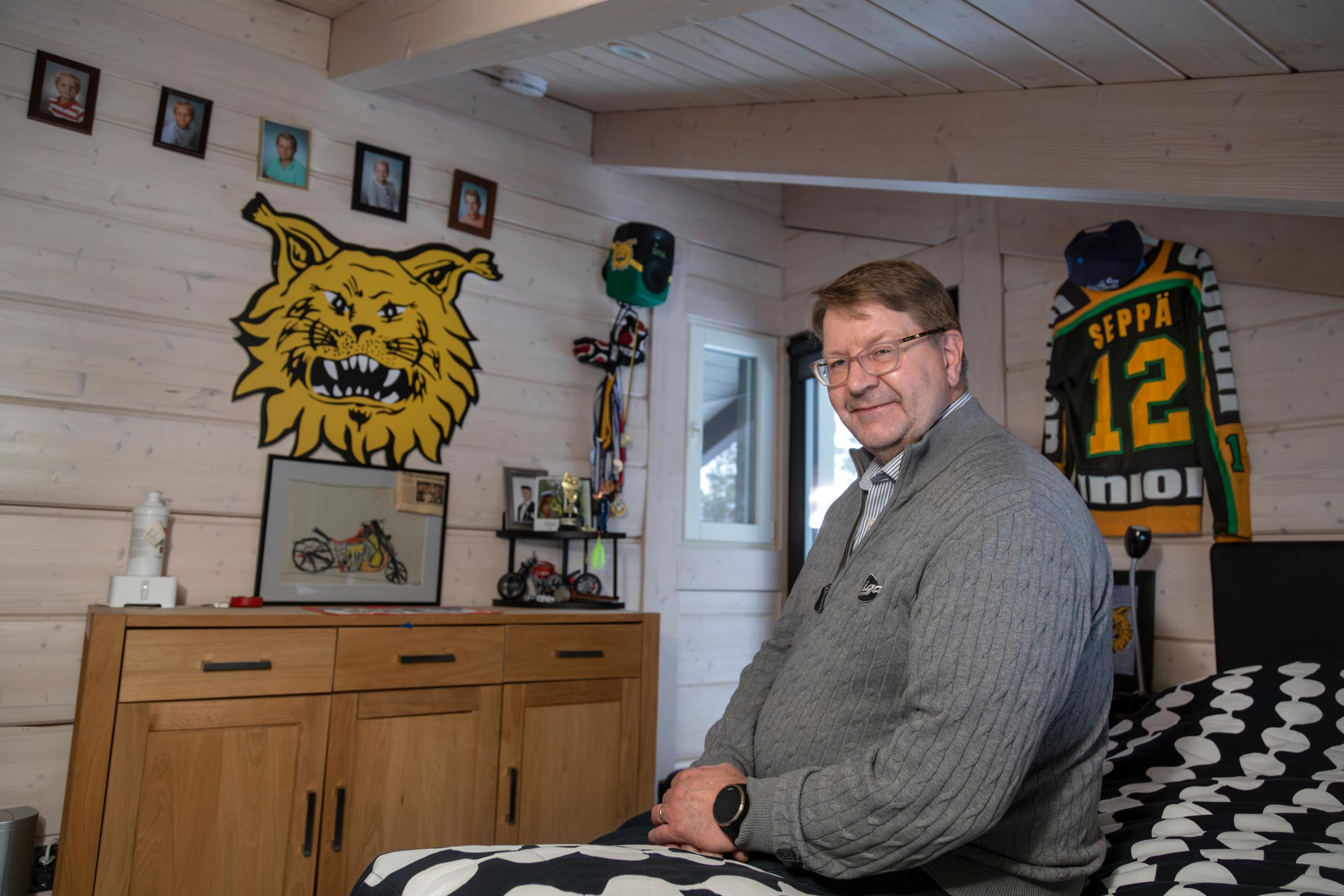 Kotoa löytyy rakkaita muistoja jääkiekkorekvisiitan muodossa.