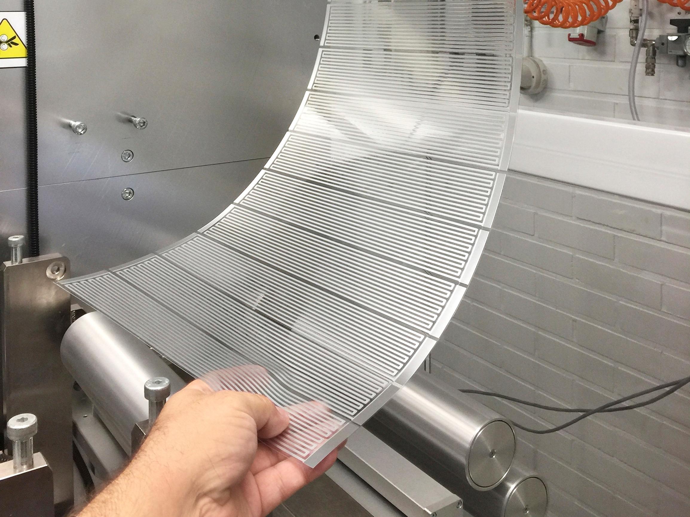 Sohvatyyny, joka säästää kodin lämmitysenergiaa – VTT:n kehittämä lämmittävä materiaali voidaan kiinnittää vaikka tapettiin – testataan ruokalähettien laukuissa