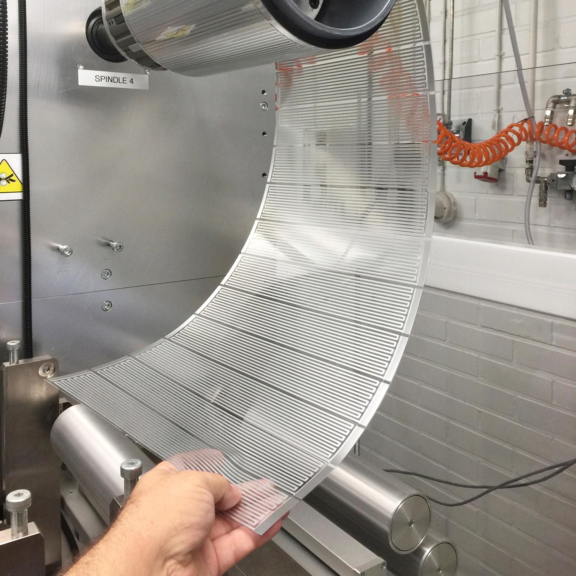 Sohvatyyny, joka säästää kodin lämmitysenergiaa – VTT:n kehittämä lämmittävä materiaali voidaan kiinnittää vaikka tapettiin – testataan ruokalähettien laukuissa