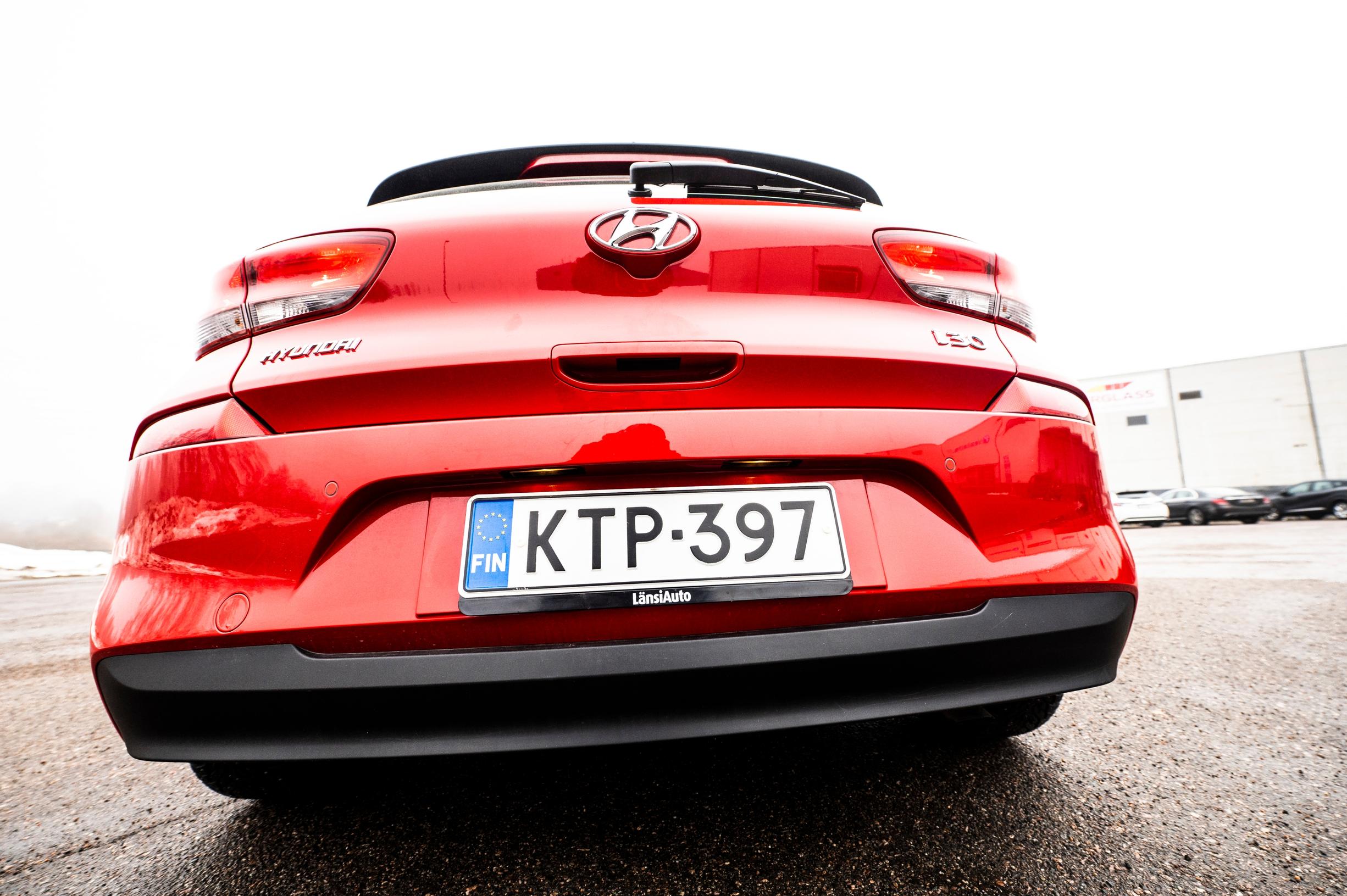 Hyundai i30 vm. 2019 käytetty takaa.