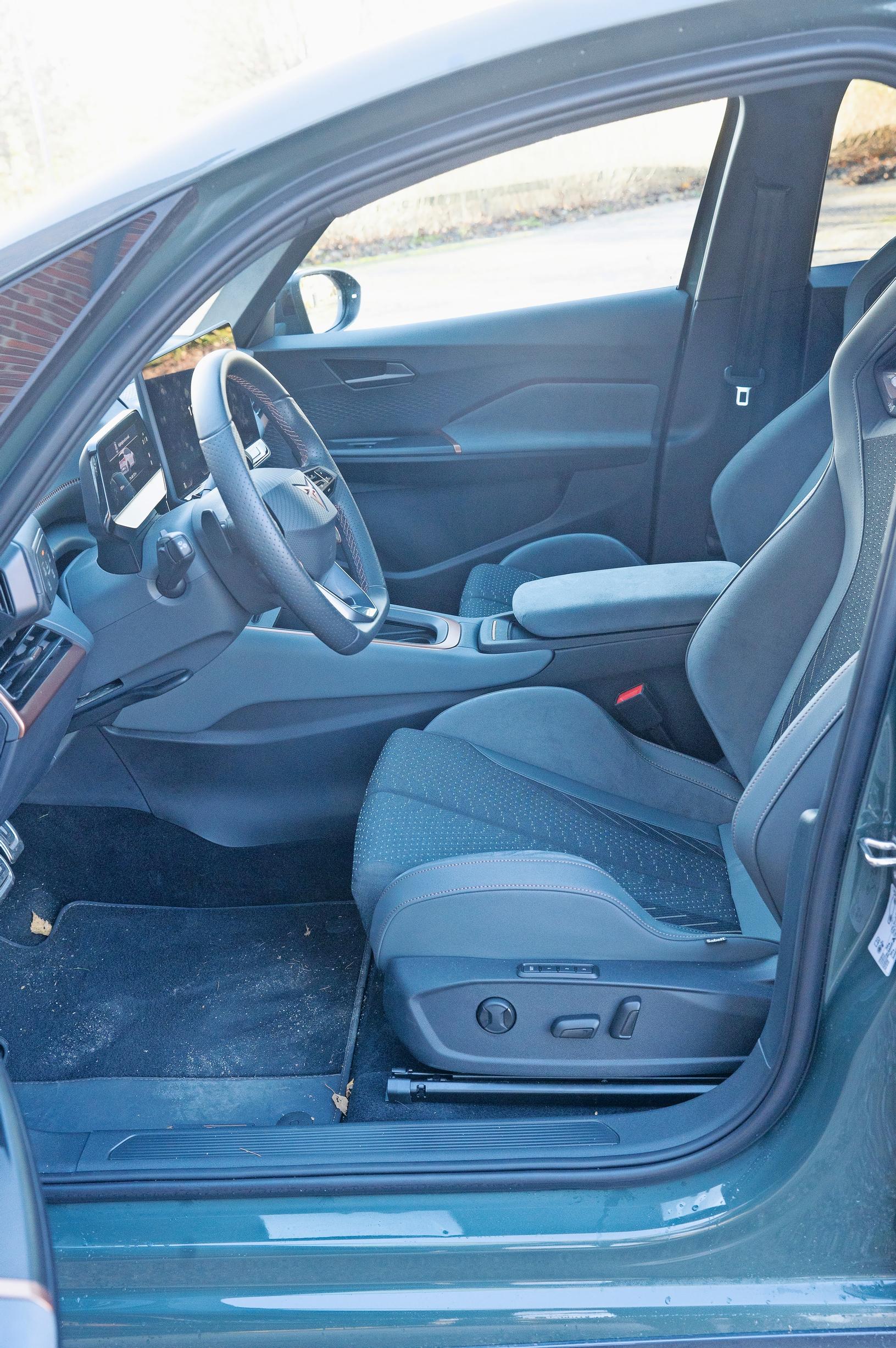 Cupra Born VZ:n kuppi-istuin imaisee kuljettajan syleilyynsä.