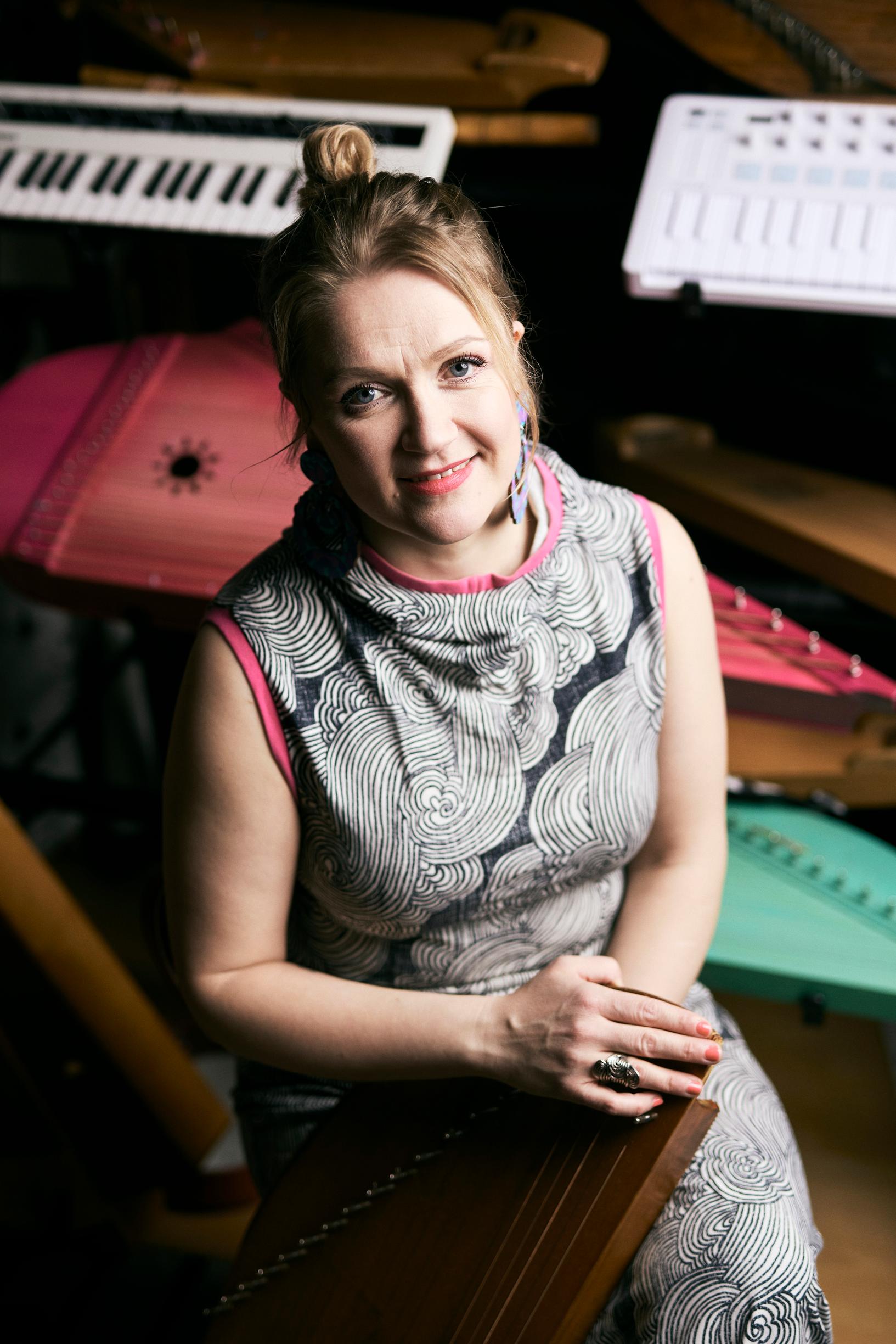 Maija Kauhanen esittelee kantelettaan, jonka lisäksi hän soittaa lyömäsoittimia: hän käyttää bassorummun ja symbaalien lisäksi esimerkiksi emaliastioita ja lehmänkelloja.