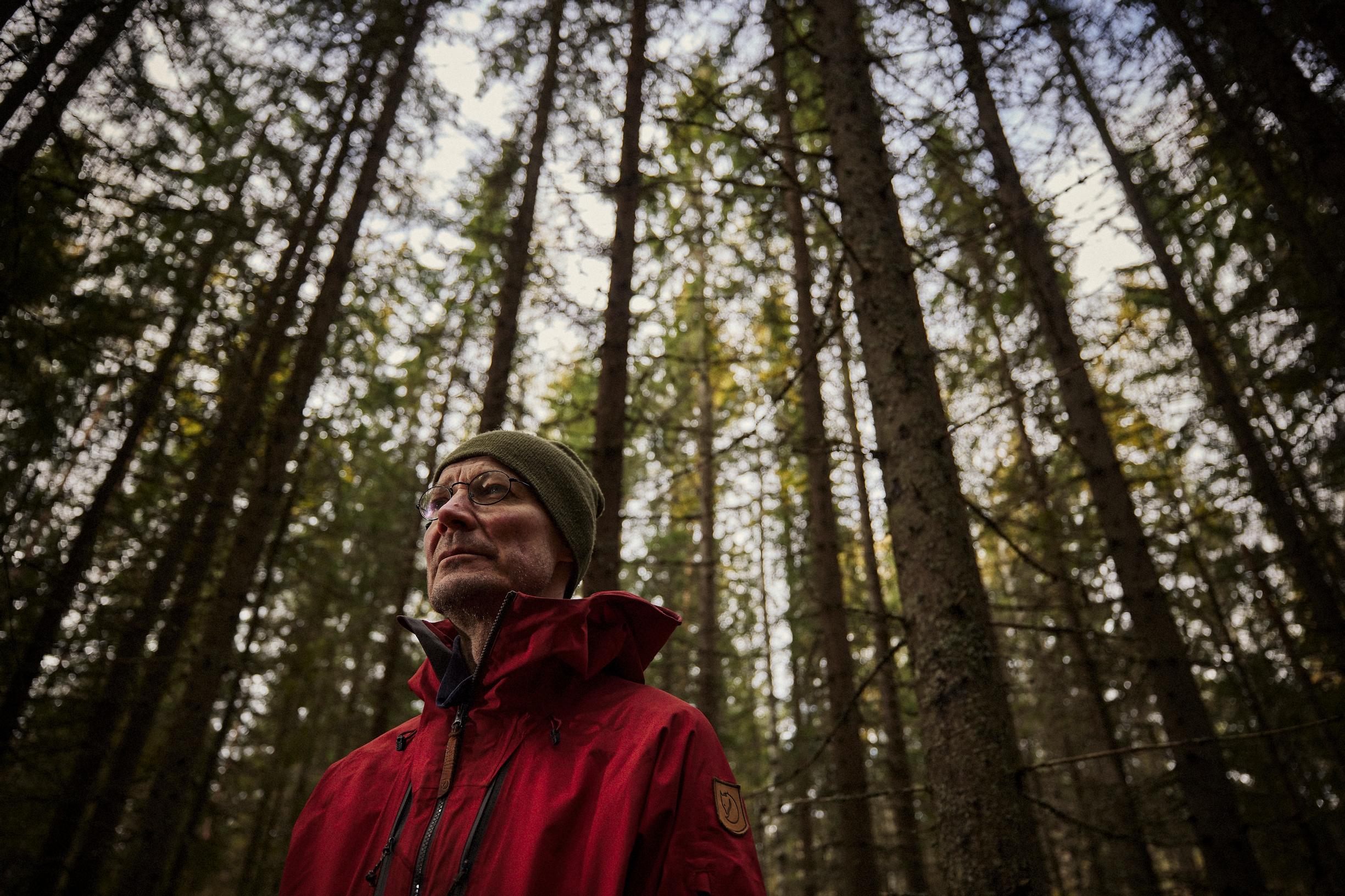Juha Hurme metsässä.