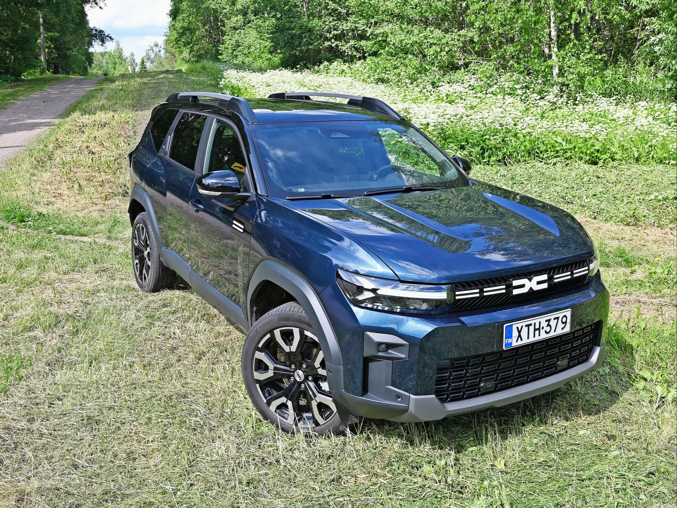 Dacia Bigster 155 Hybrid – Tonnin vetokyky plus enemmän tilaa ja varusteita kuin Dusterissa, mutta rengasmelu ja näkyvyys rokottavat