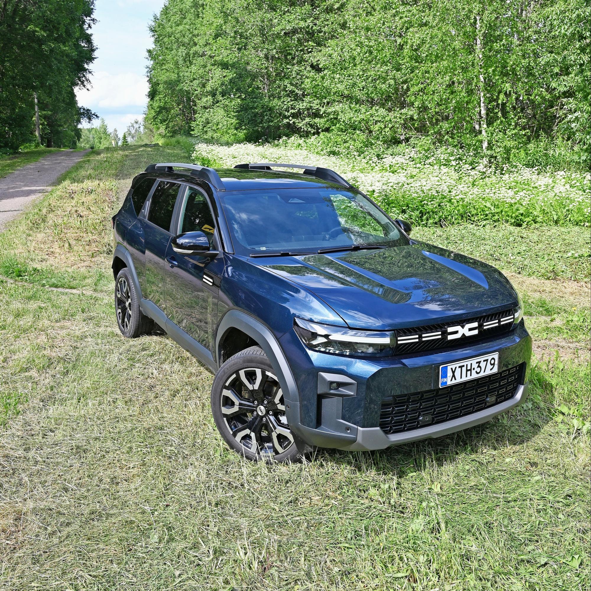 Dacia Bigster 155 Hybrid – Tonnin vetokyky plus enemmän tilaa ja varusteita kuin Dusterissa, mutta rengasmelu ja näkyvyys rokottavat