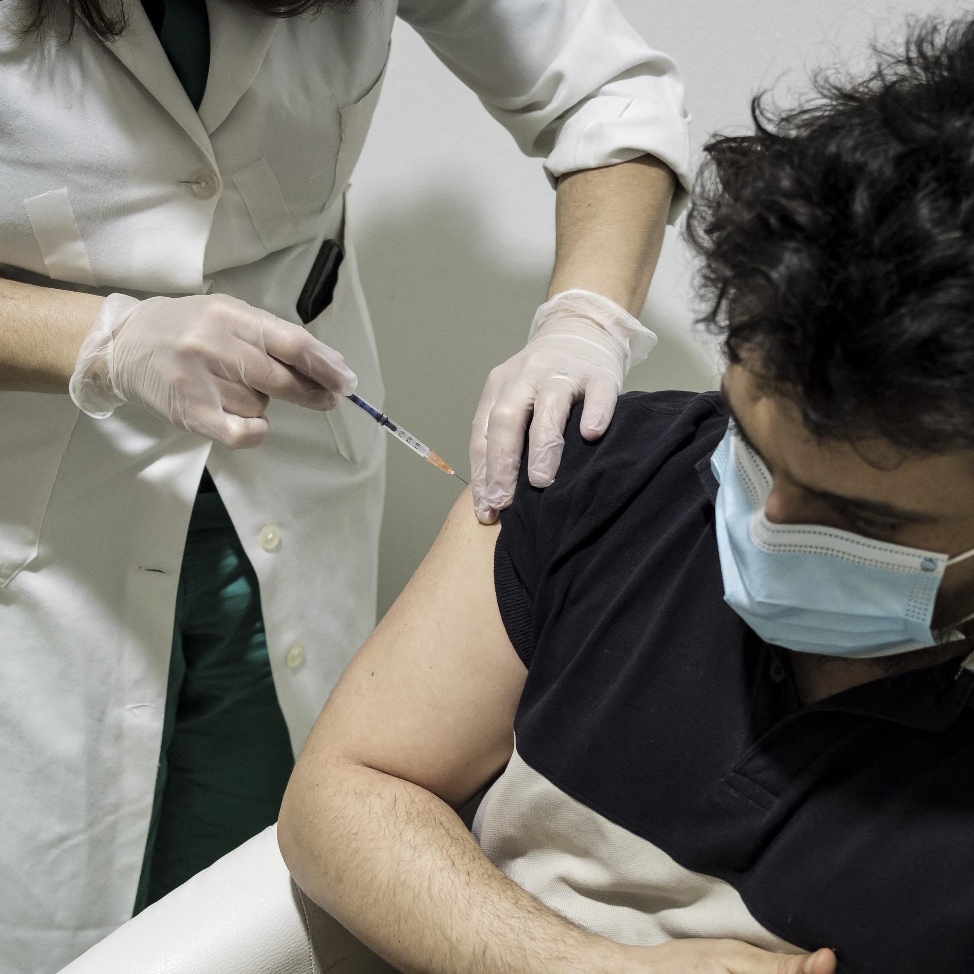 Näin koronarokotukset vaikuttivat kuolleisuuteen – Tärkeintä on rokottaa ensin riskiryhmät