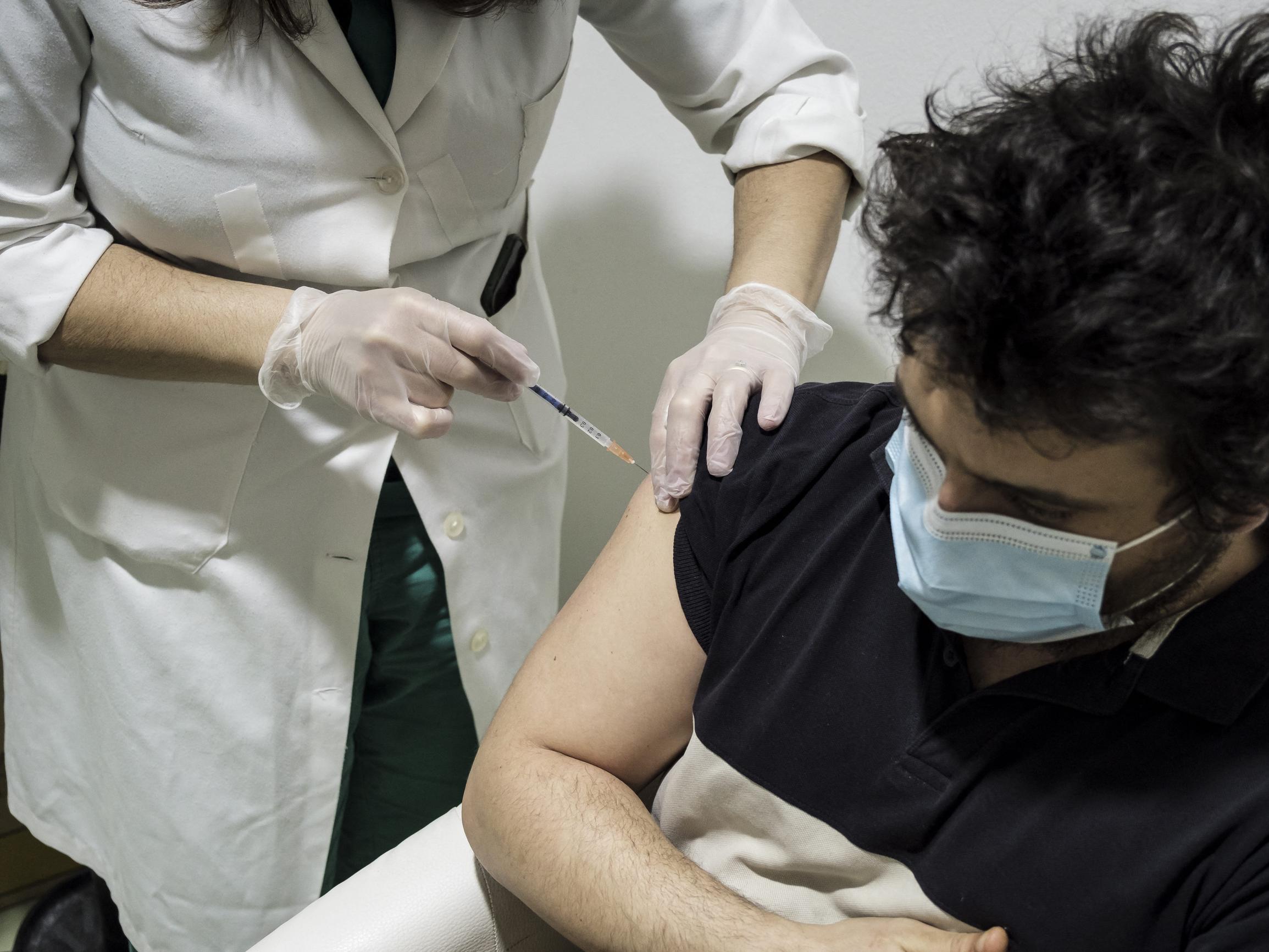 Näin koronarokotukset vaikuttivat kuolleisuuteen – Tärkeintä on rokottaa ensin riskiryhmät