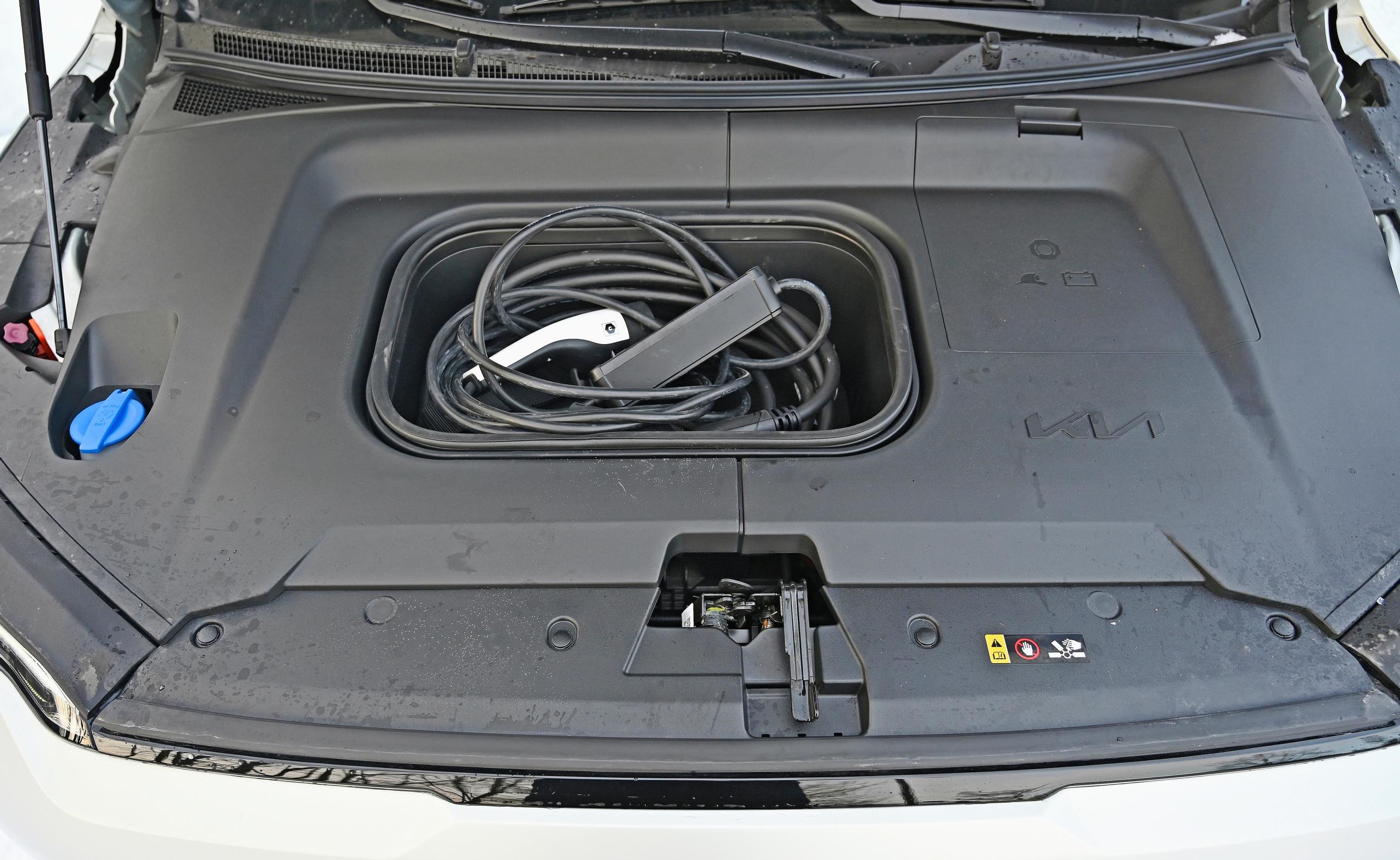 Kia EV3:n etukannen alta löytyy 25-litrainen frunk. Siihen sujahtaa vaikkapa latauskaapeli tai kumisaappaat.