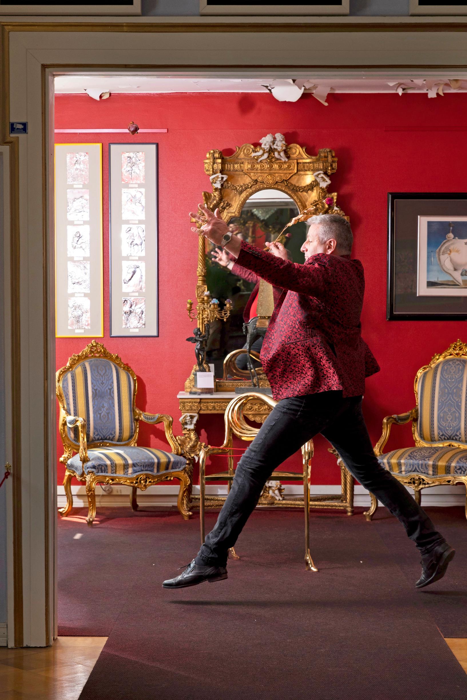 Lounaissuomalaisessa pikkukaupungissa on merkillinen museo, jonka johtaja on vielä merkillisempi – omasta mielestään uudelleensyntynyt Salvador Dalí