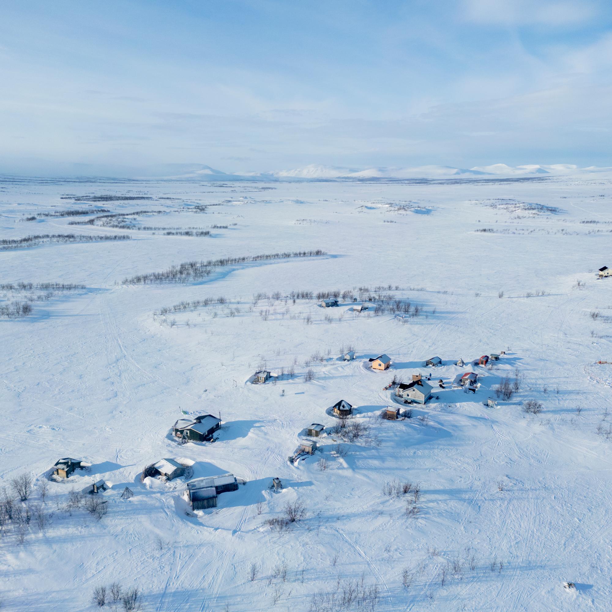 Raittijärvi on niin syrjässä, että sinne on mentävä moottorikelkalla – ”Täällä täytyy osata olla”, sanovat kylän miehet