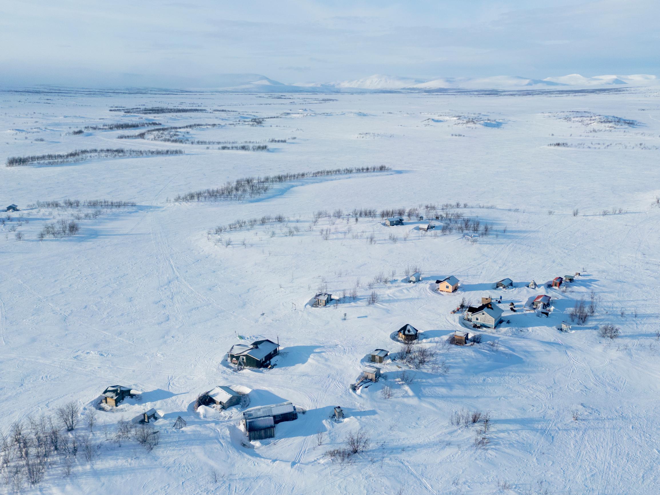 Raittijärvi on niin syrjässä, että sinne on mentävä moottorikelkalla – ”Täällä täytyy osata olla”, sanovat kylän miehet