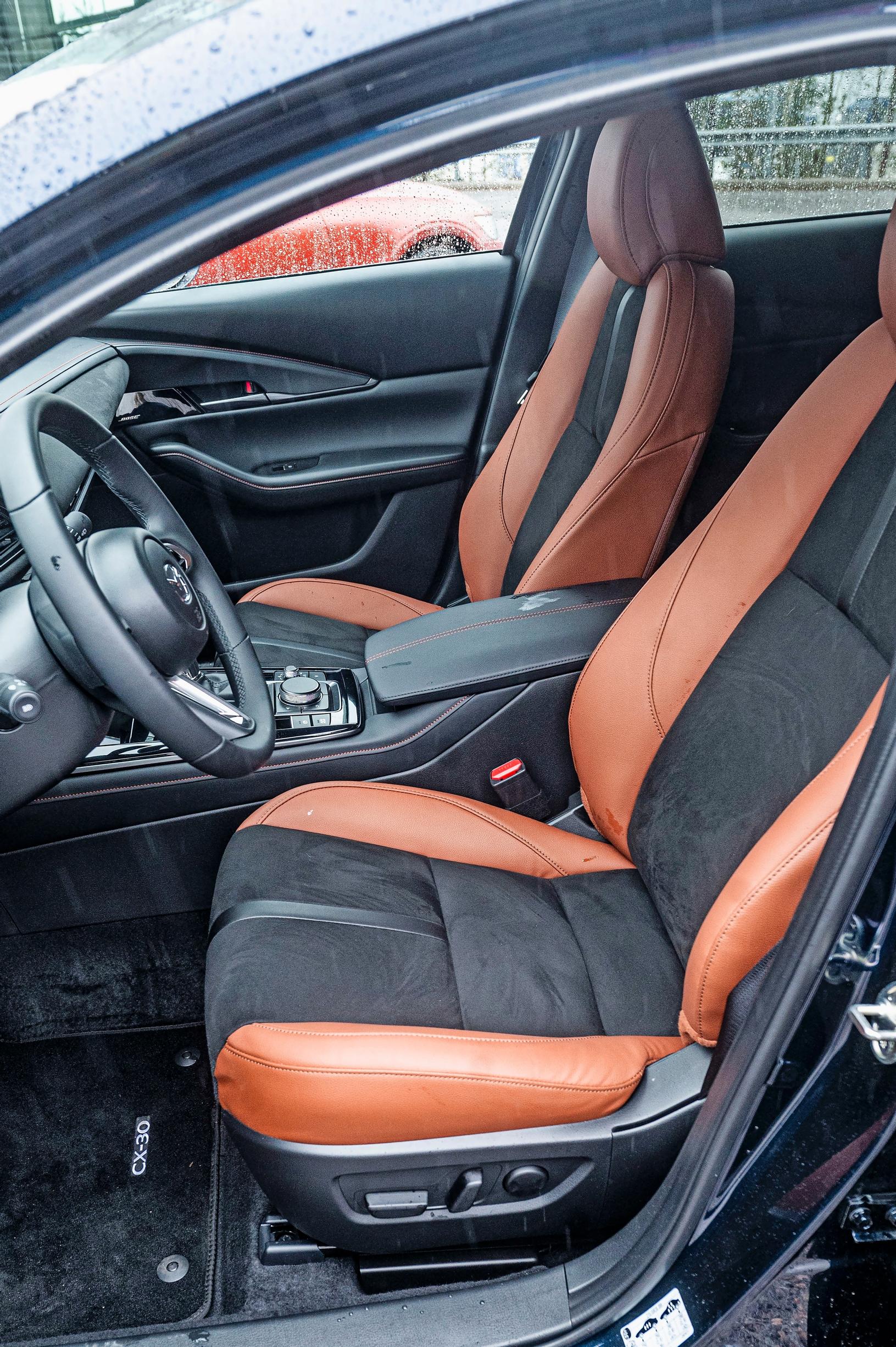 Mazda CX-30 Nagisan verhoilussa on säväyttävä väriyhdistelmä. Vai mitä mieltä olette?