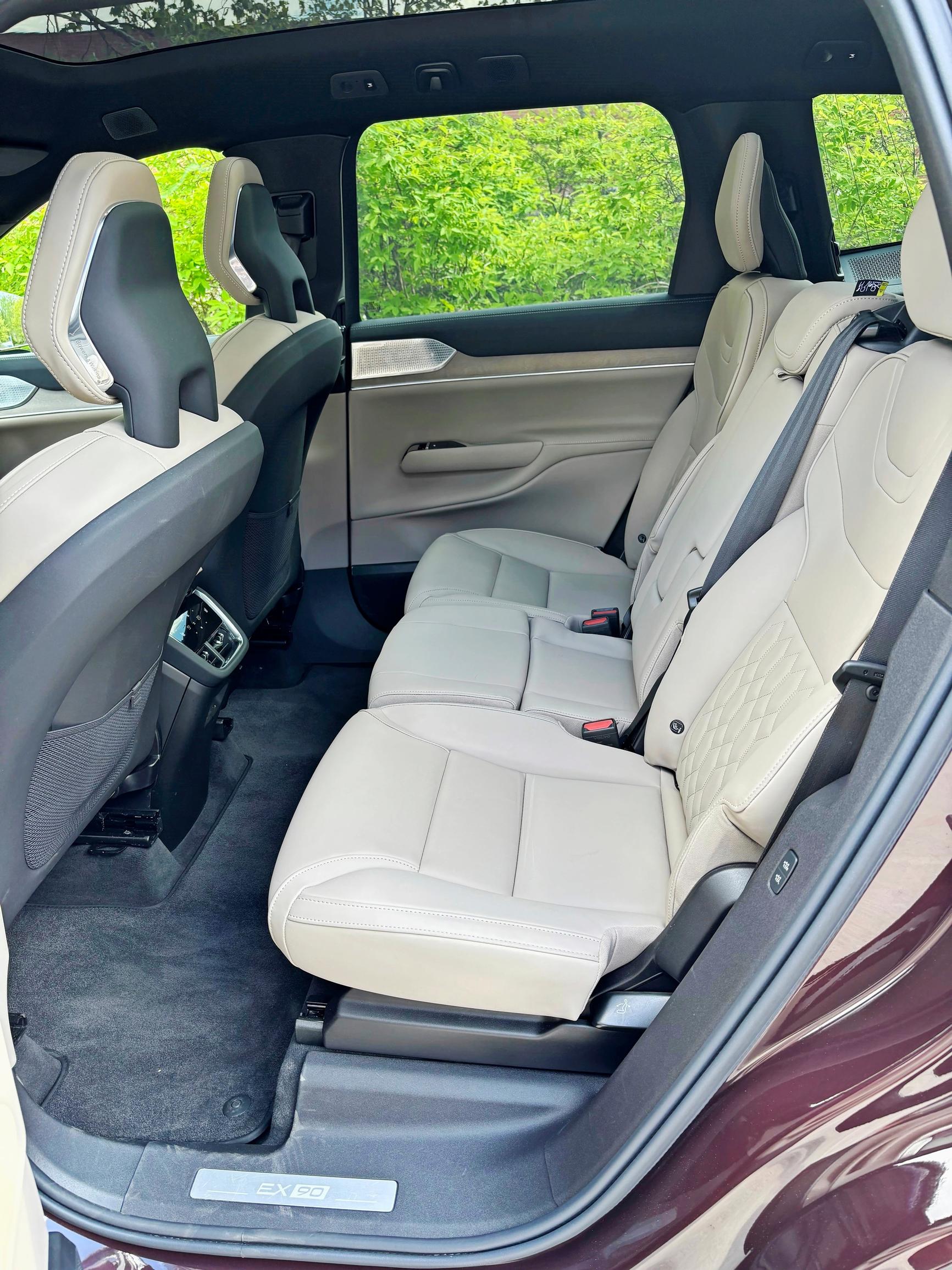 Volvo EX90:n takana on hyvin tilaa. Kaikki kolme penkkiä liikkuvat erikseen kiskoilla ja jokaisessa myös selkänojan kallistuskulmaa voi säätää. Keskipaikkakin on kelvollinen.
