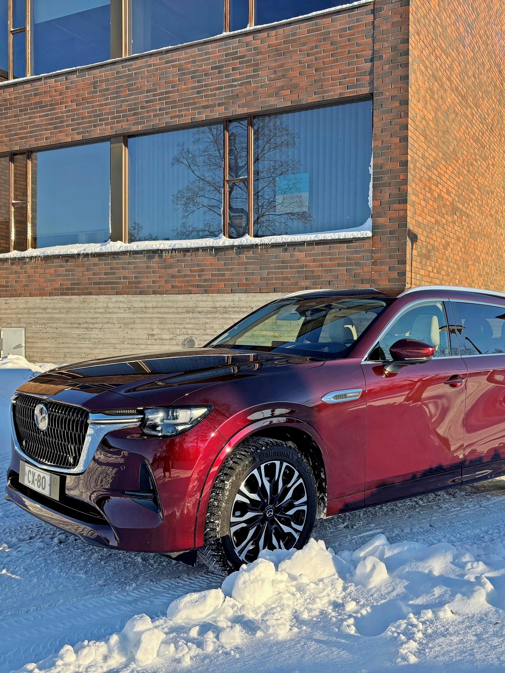 Uusi Mazda CX-80 – Jos on laittaa kuusikymppiä autoon, niin pöllömpiäkin vaihtoehtoja on – CX-80 on iso, laadukkaan oloinen nelivetoinen maantielaiva – Video