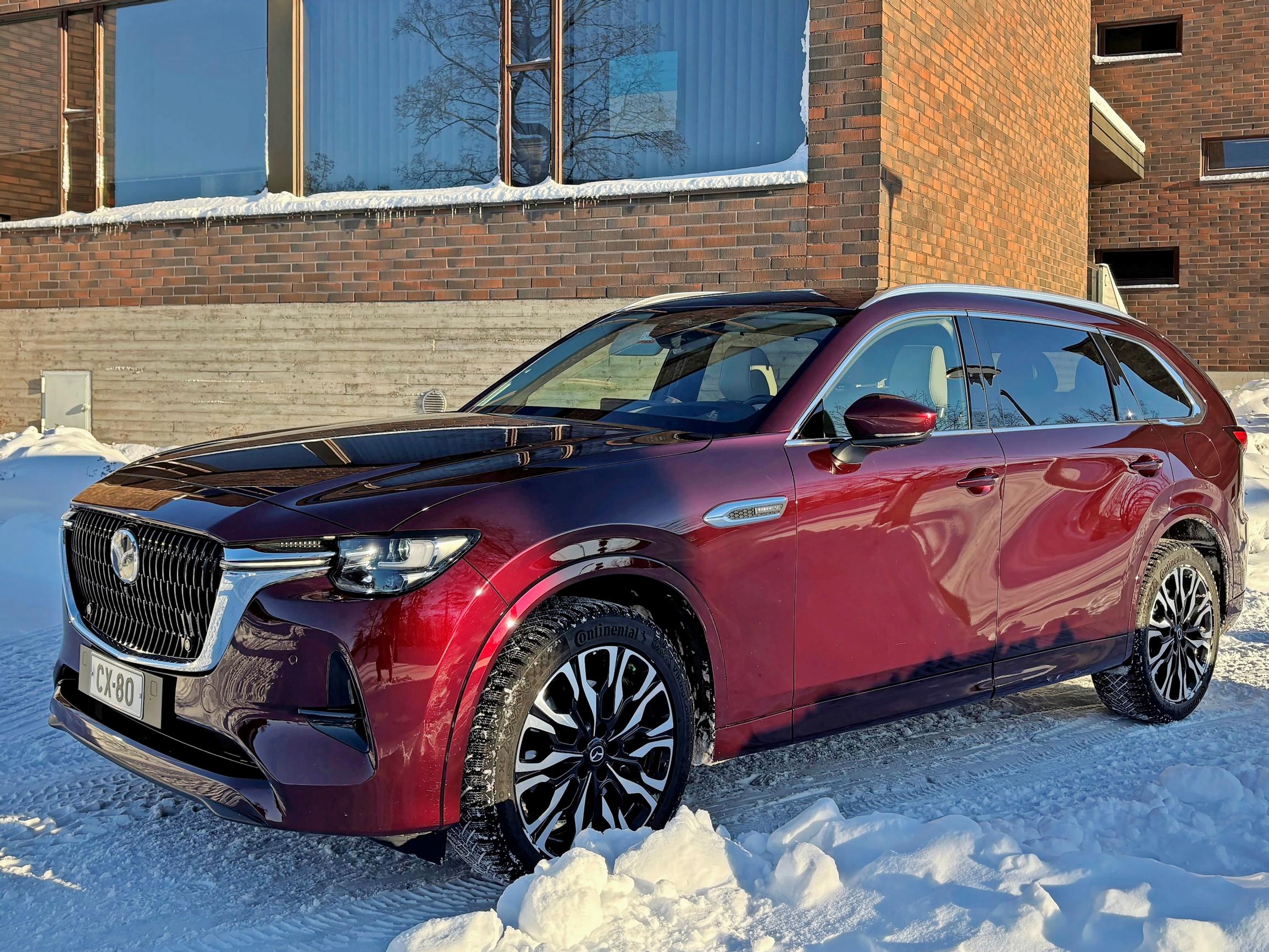 Uusi Mazda CX-80 – Jos on laittaa kuusikymppiä autoon, niin pöllömpiäkin vaihtoehtoja on – CX-80 on iso, laadukkaan oloinen nelivetoinen maantielaiva – Video