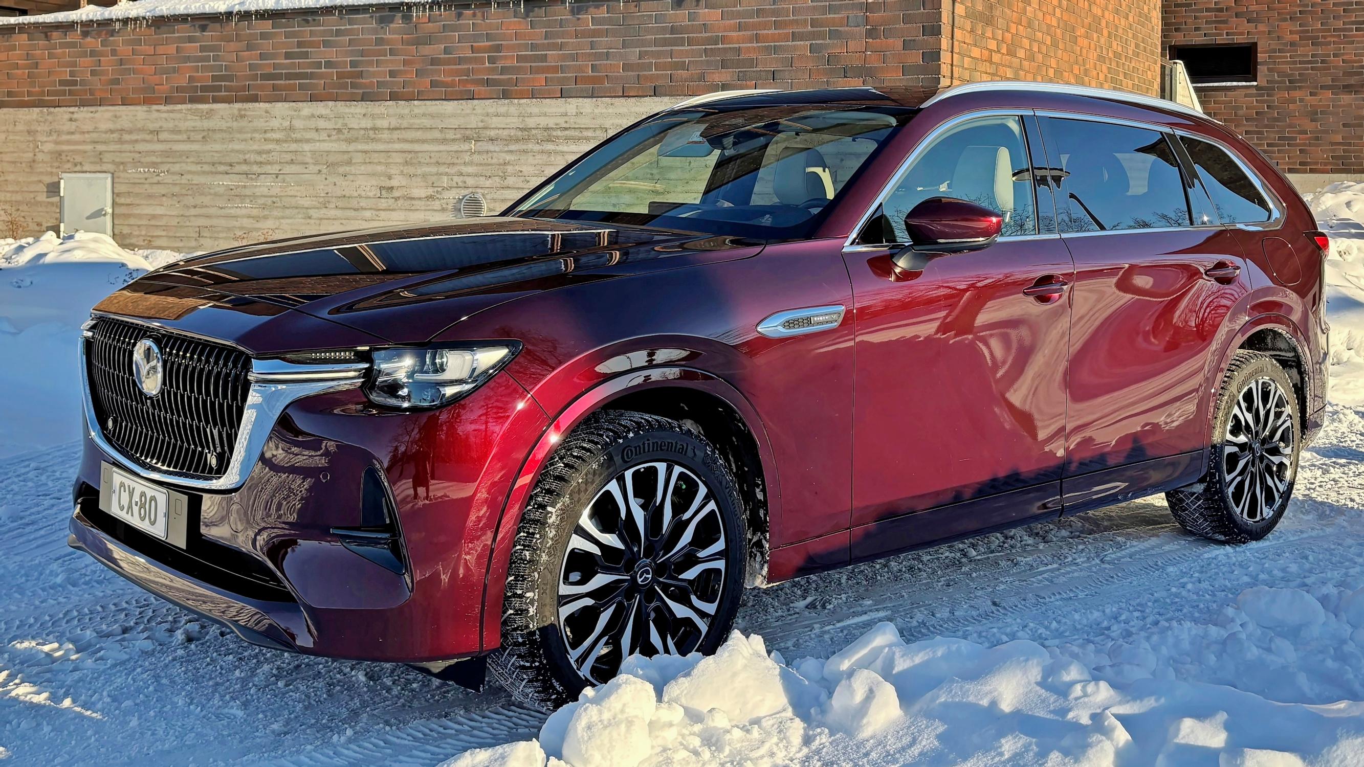 Uusi Mazda CX-80 – Jos on laittaa kuusikymppiä autoon, niin pöllömpiäkin vaihtoehtoja on – CX-80 on iso, laadukkaan oloinen nelivetoinen maantielaiva – Video