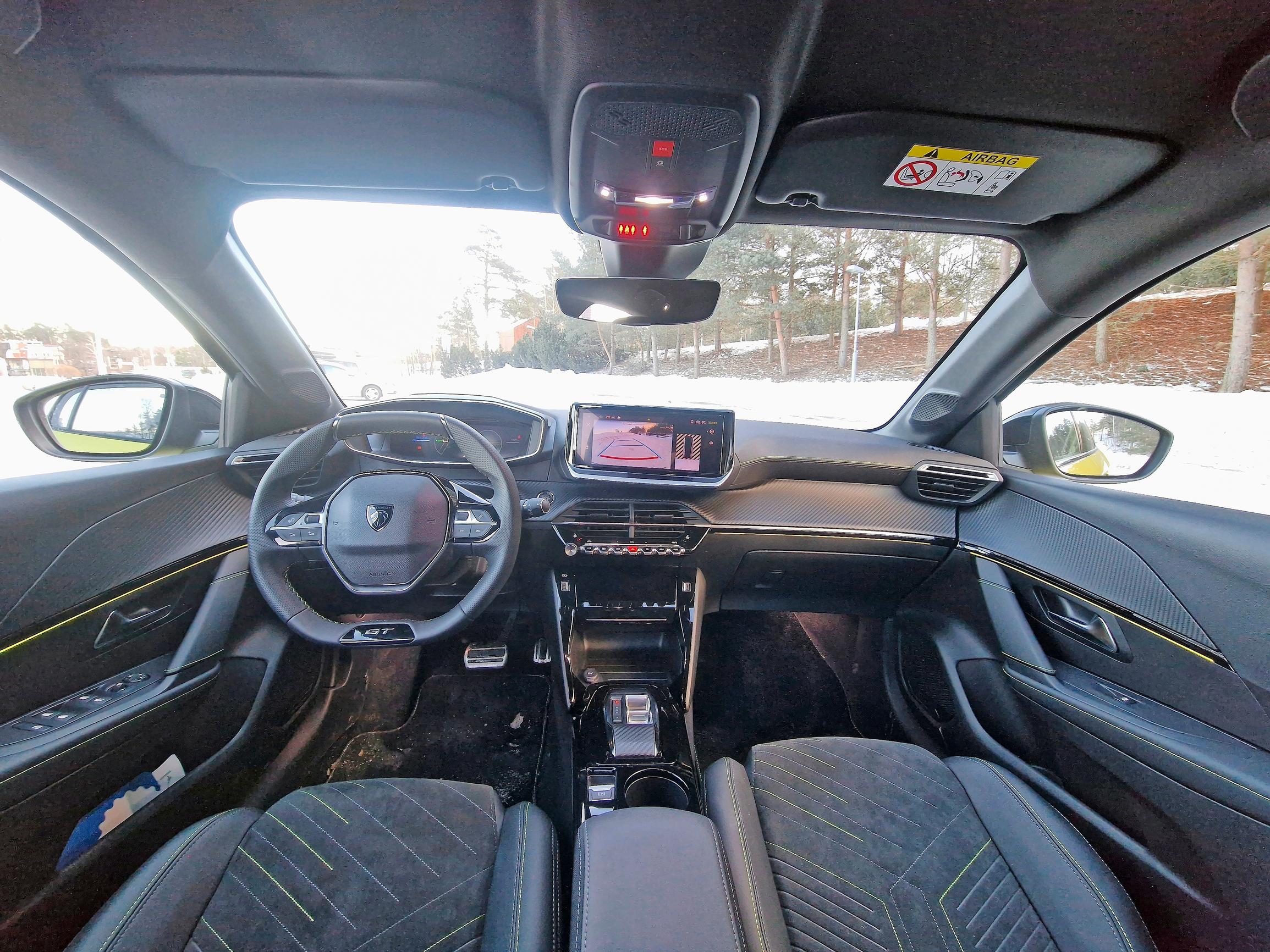 Peugeot e-208:n laadukas kokonaisuus kulminoituu selkeään keskikonsoliin.