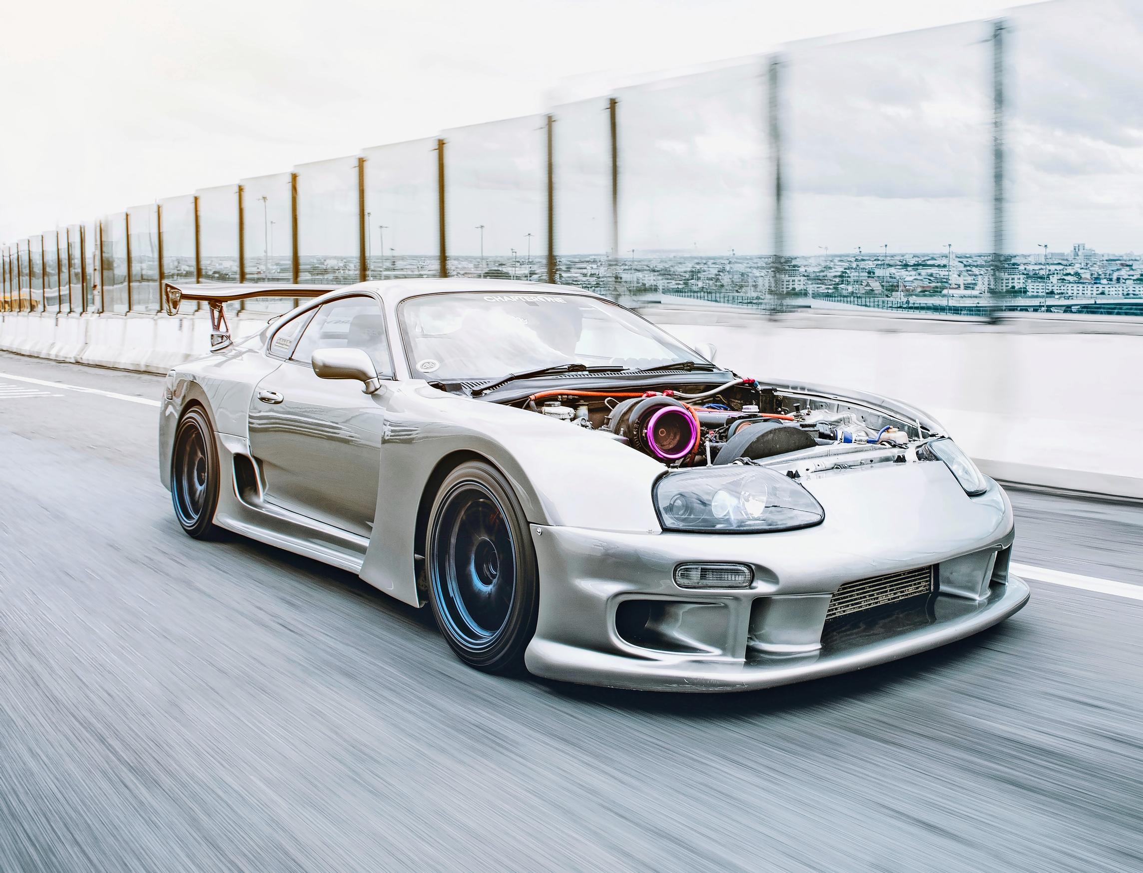 Toyota Supra. Nykyinen Supra on oikeastaan BMW, mutta tämä hurjimus 30 vuoden takaa on aito japanilainen. Järkyttävä turboahdin on kokoa XXXL.