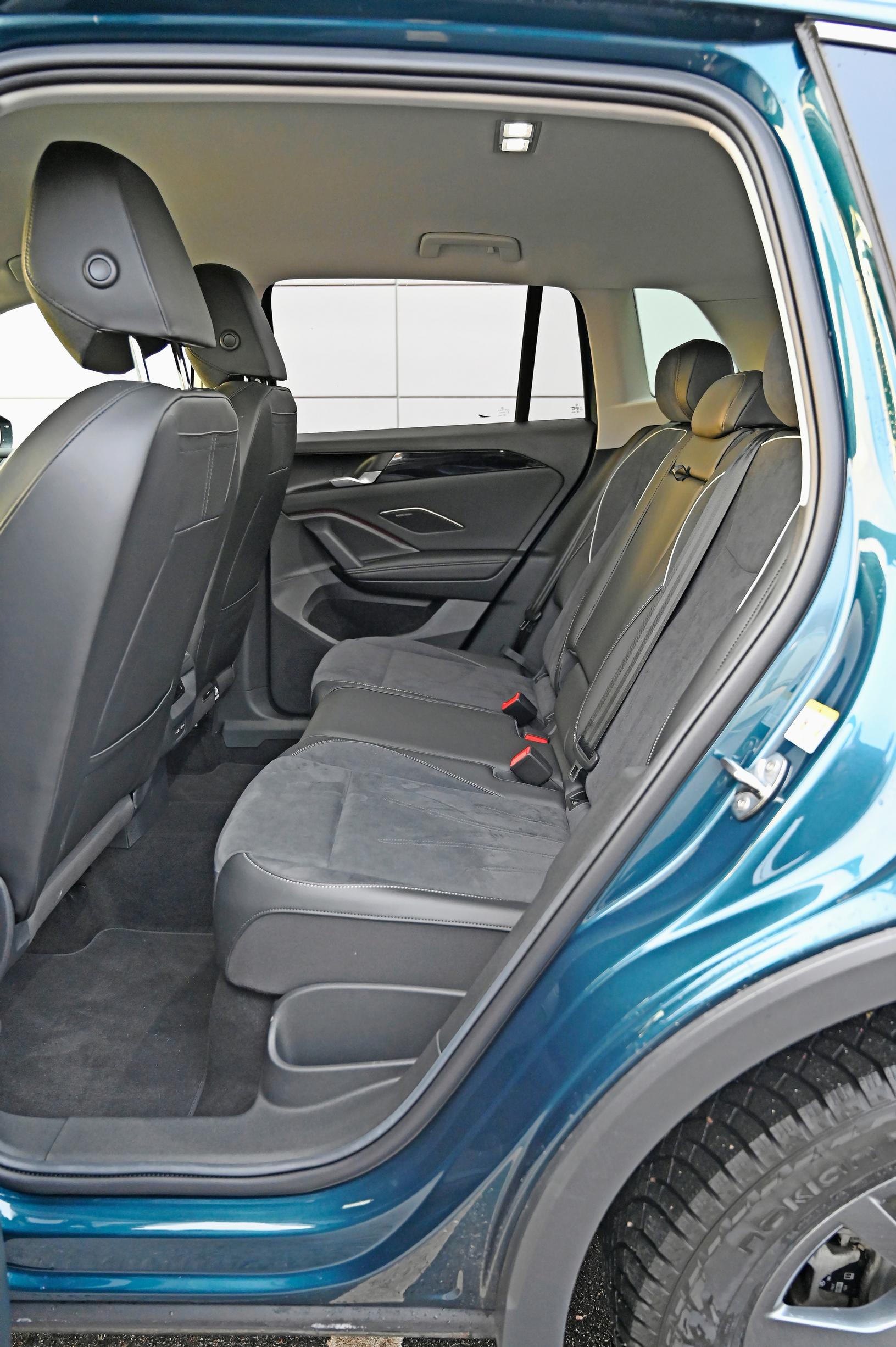 Volkswagen Tiguan eHybridin  takaistuimella on kohtalaisen väljää, mutta se on suunniteltu käytännössä vain kahdelle.