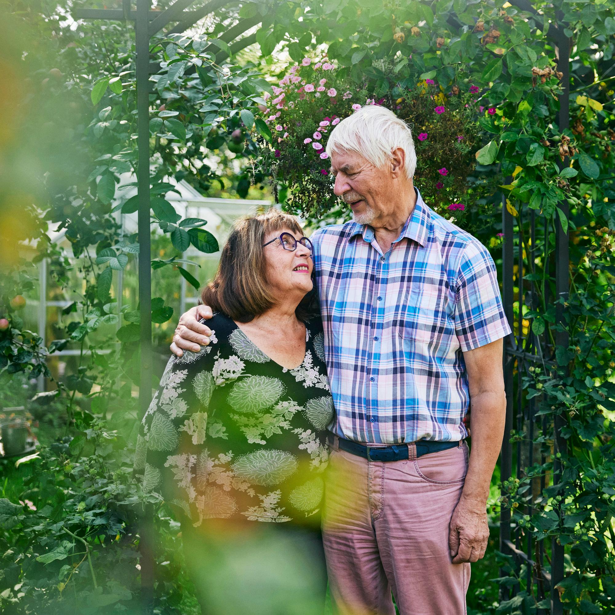Lukiopoika iski silmänsä kuvaamataidon opettajaan – Puoli vuosisataa myöhemmin pariskunta tekee yhdessä runokirjaa