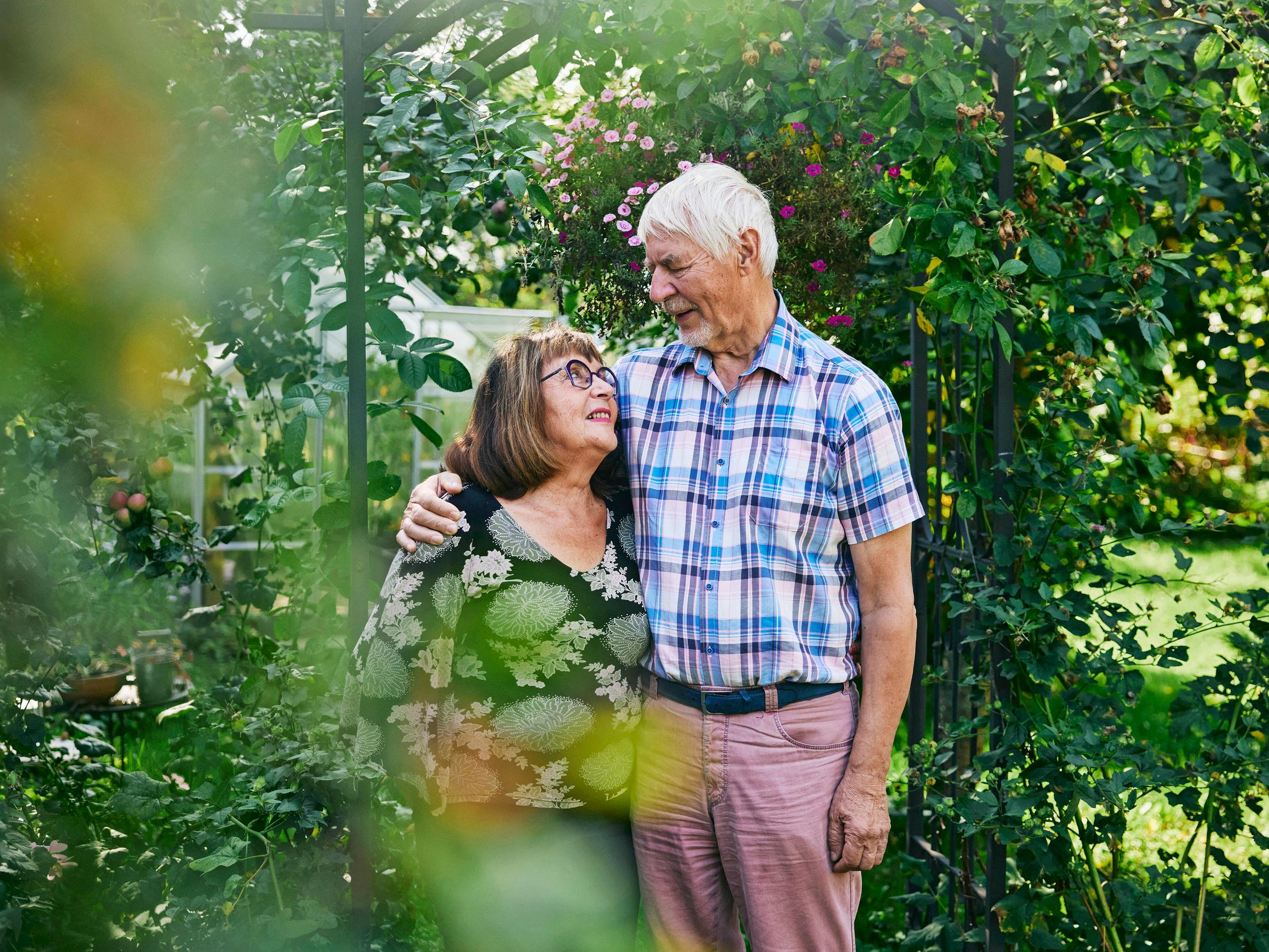 Lukiopoika iski silmänsä kuvaamataidon opettajaan – Puoli vuosisataa myöhemmin pariskunta tekee yhdessä runokirjaa