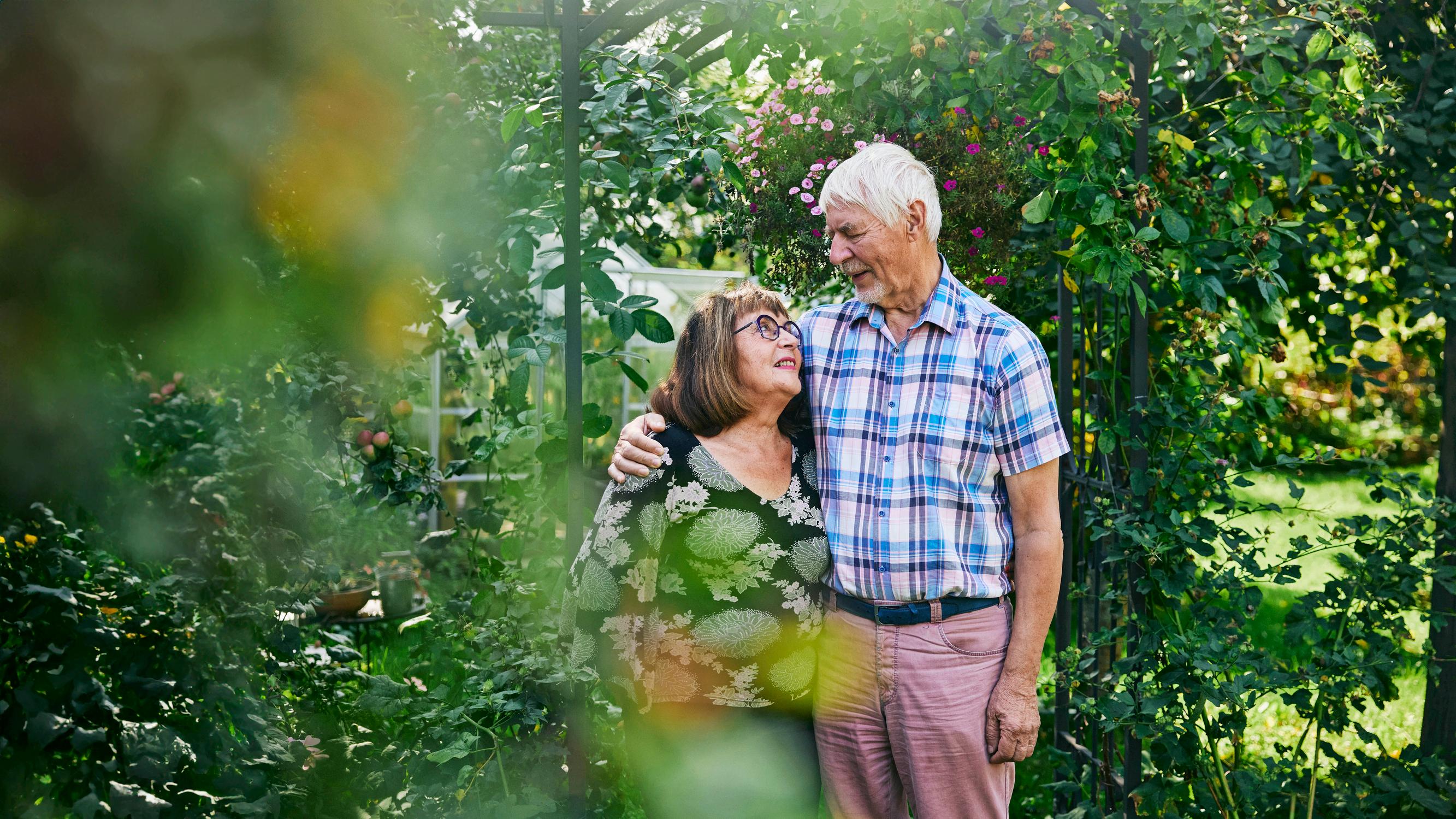 Lukiopoika iski silmänsä kuvaamataidon opettajaan – Puoli vuosisataa myöhemmin pariskunta tekee yhdessä runokirjaa