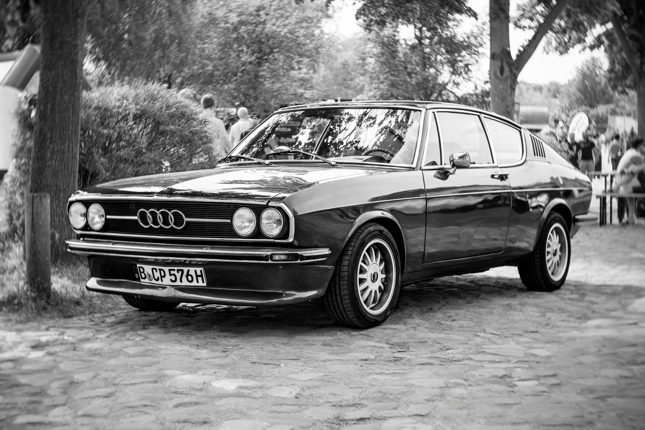 Audi 100 | Tällainen coupé on aikamoinen harvinaisuus. Iso ja elegantti kuin mikä. Takuuvarmaa keräilykamaa.