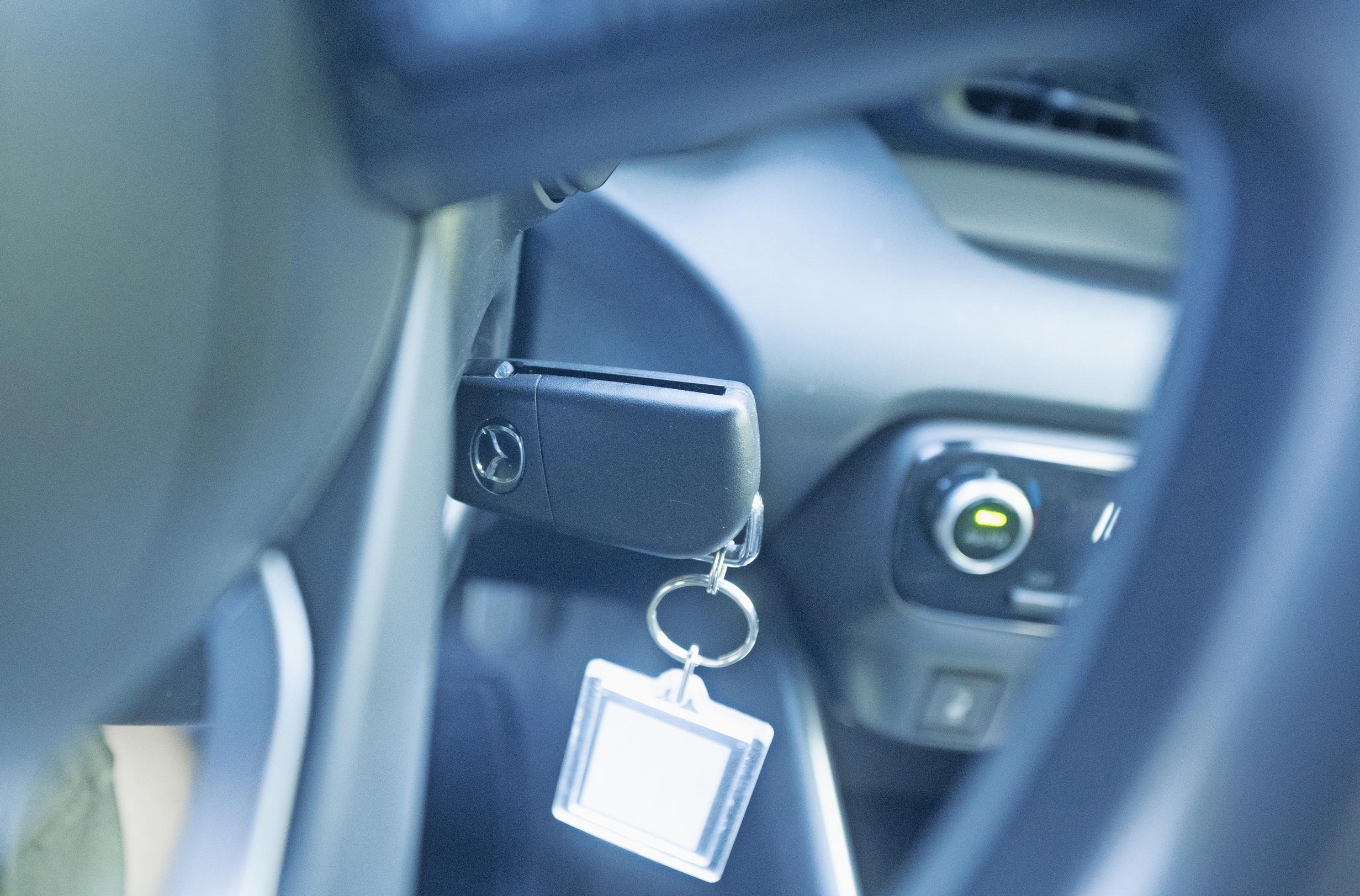Auto käynnistetään virta-avaimella, mikä on nykyään harvinaista.