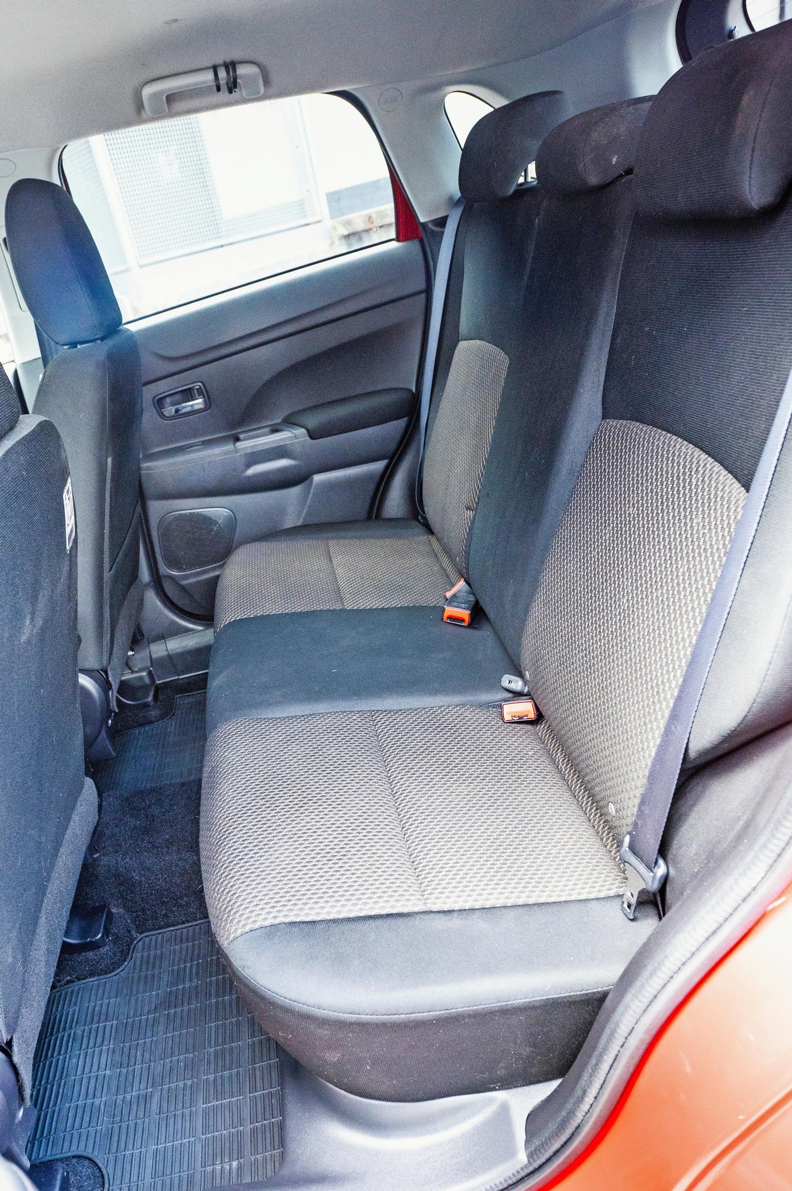 Käytetyn Mitsubishi ASX:n takapenkki on tavallista korkeammasta korista huolimatta pikkuautoluokkaa.