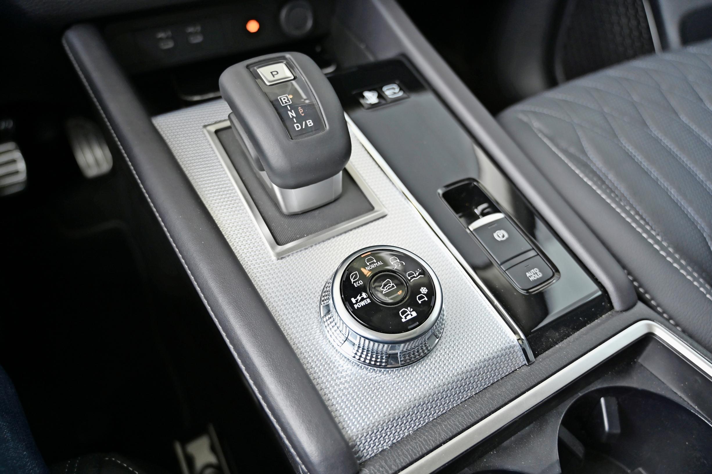 Uudessa Mitsubishi Outlanderissa on peräti seitsemän eri ajoasetusta kelin ja ajoalustan mukaan.
