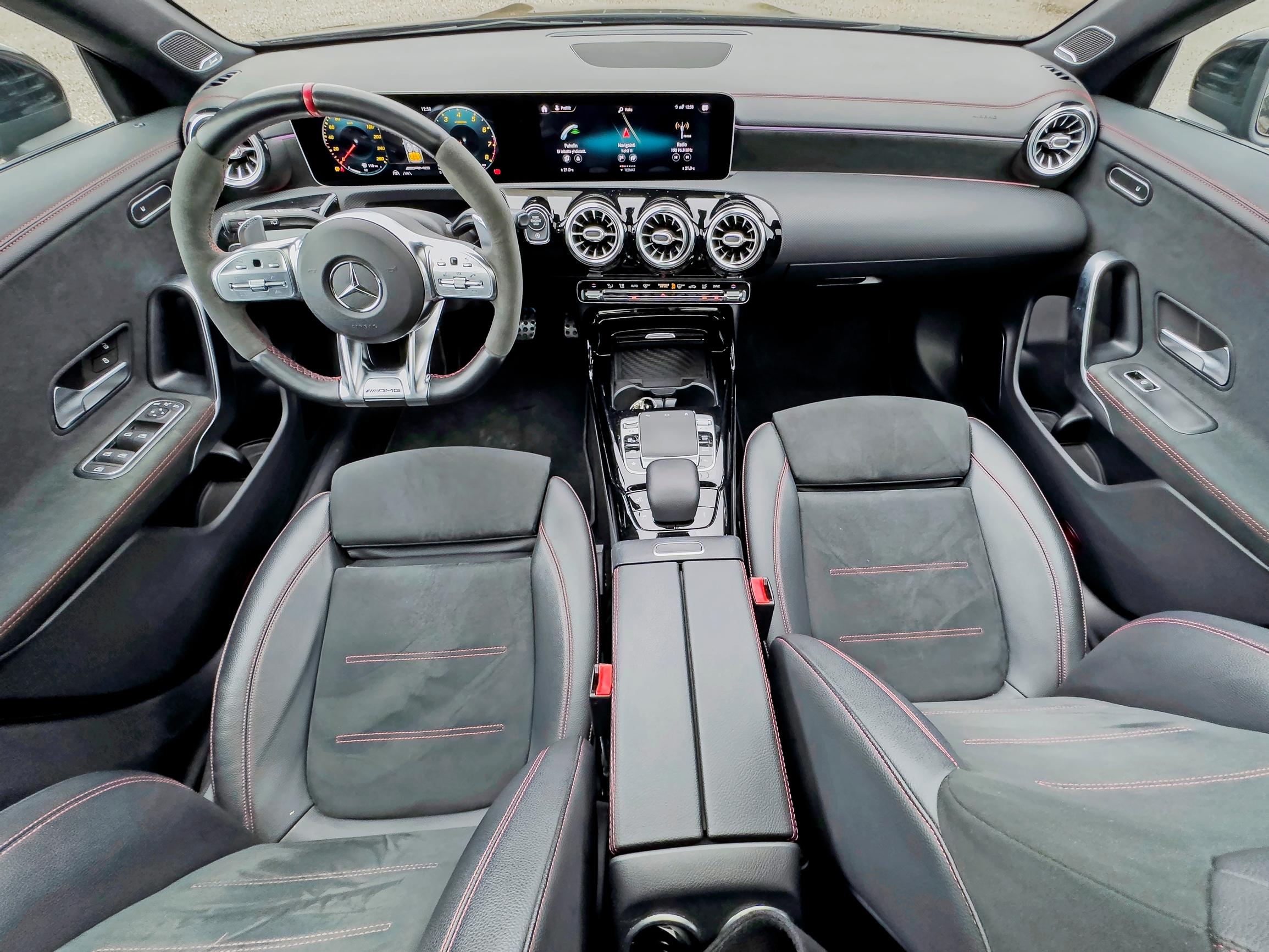 Mercedes CLA 4Maticin kojelauta edustaa modernia Mercedes-tyyliä puhtaimmillaan.