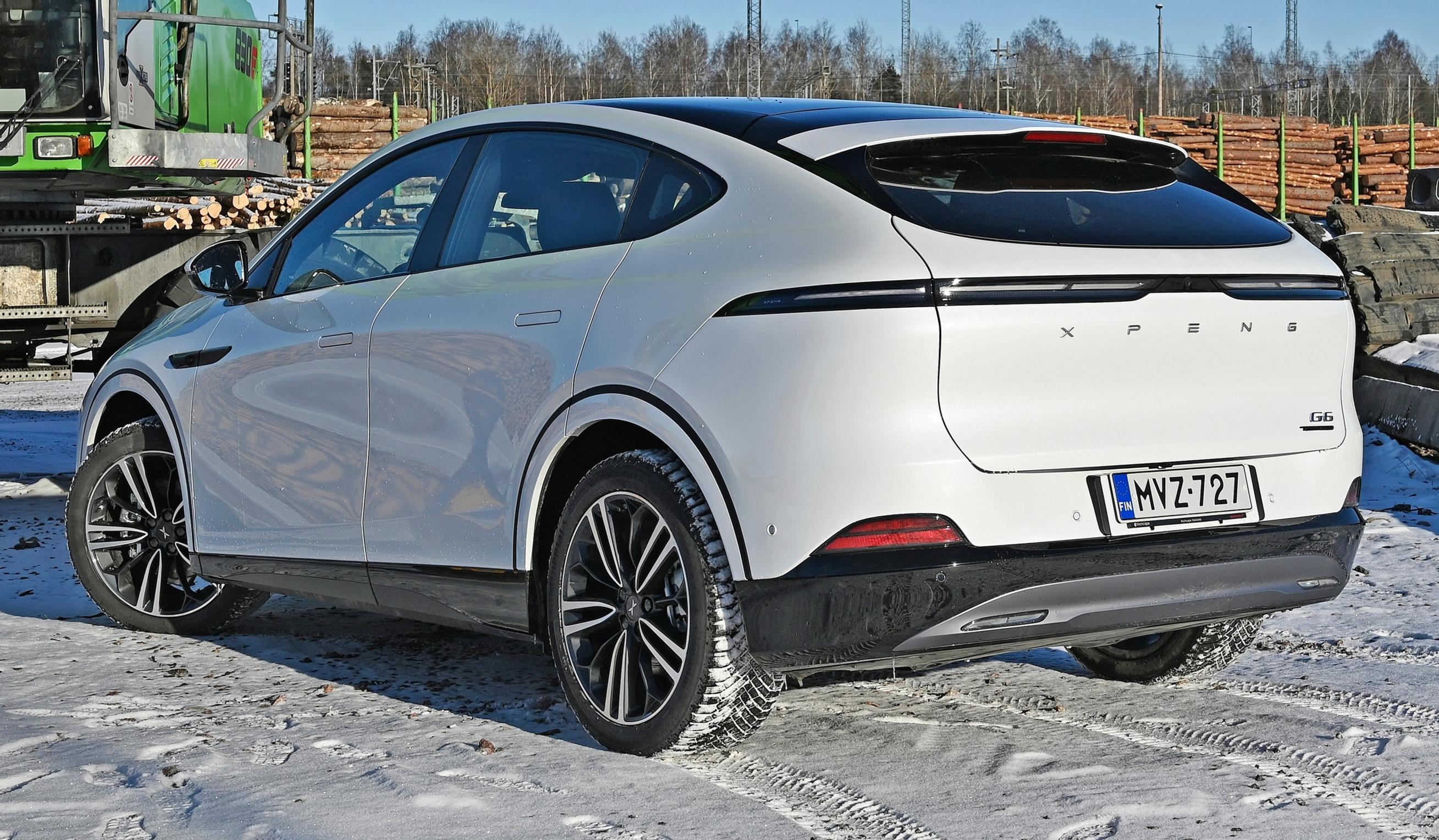 Xpeng G6 sähköauton kulkupuolella G6 AWD ei jätä toivottavaa. Sport-ajomoodissa ehditään satasen vauhtiin 4,1 sekunnissa, ja huiput riittävät Suomen teille takuuvarmasti. Pikalatausteho (280 kW) on aidosti huippuluokkaa.