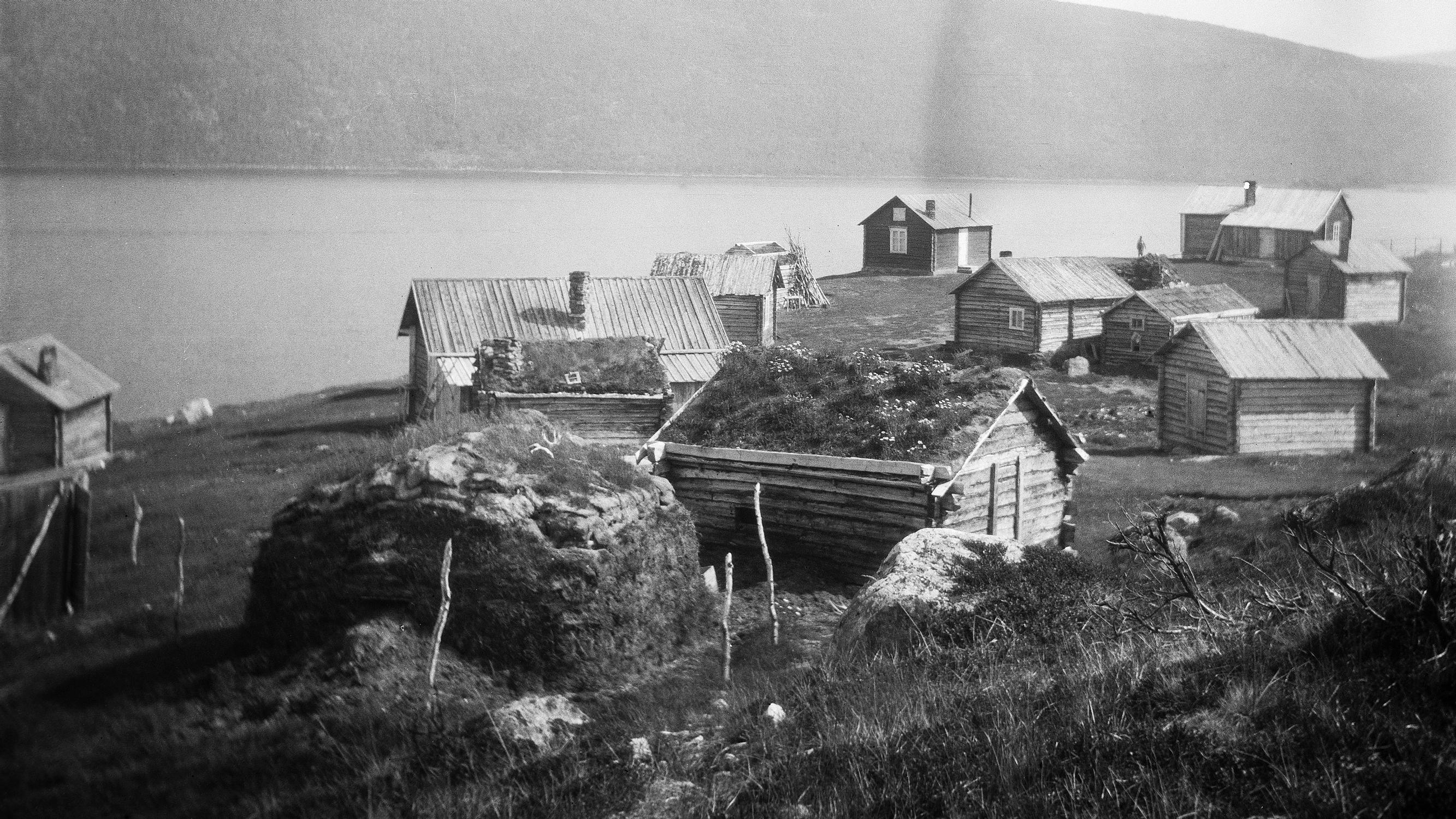 Kuuromykkäin koulun opettaja Samuli Paulaharju kuvasi 100 vuotta sitten Utsjoen kirkkotuvat – tältä sama maisema näyttää nyt
