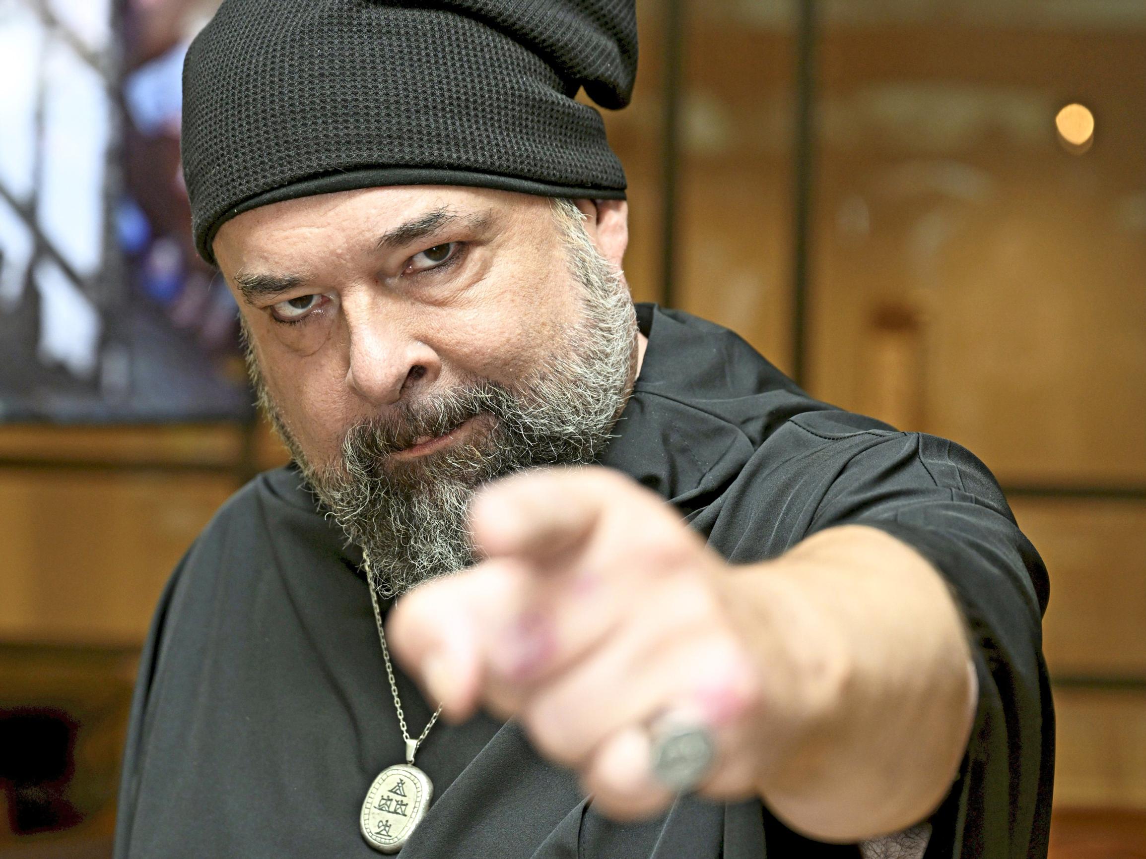 Kahden viinilasillisen jälkeen hilpeämmäksi muuttuva A.W. Yrjänä: ”Ei minusta ole absolutistiksi, mutta ei juopoksikaan”