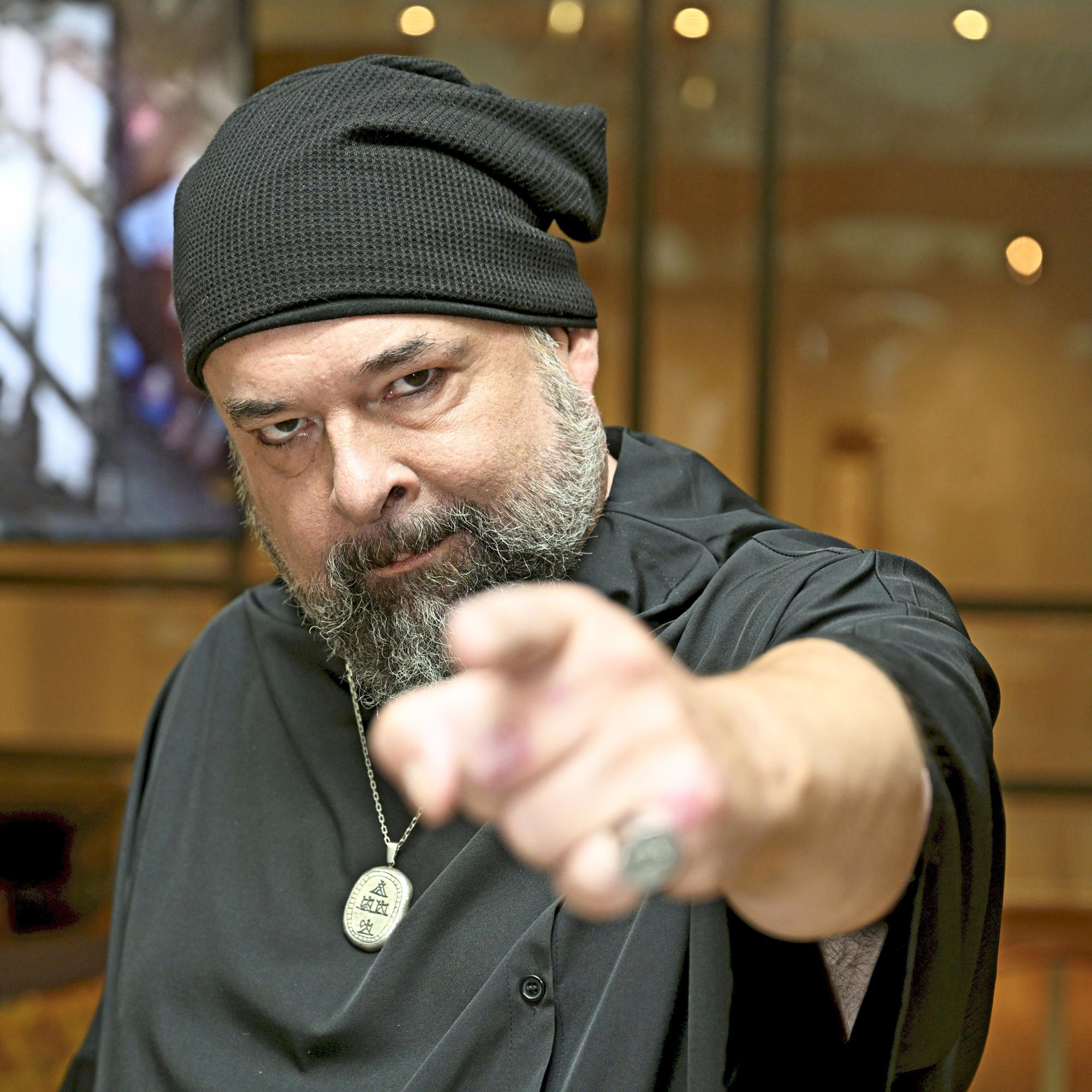 Kahden viinilasillisen jälkeen hilpeämmäksi muuttuva A.W. Yrjänä: ”Ei minusta ole absolutistiksi, mutta ei juopoksikaan”