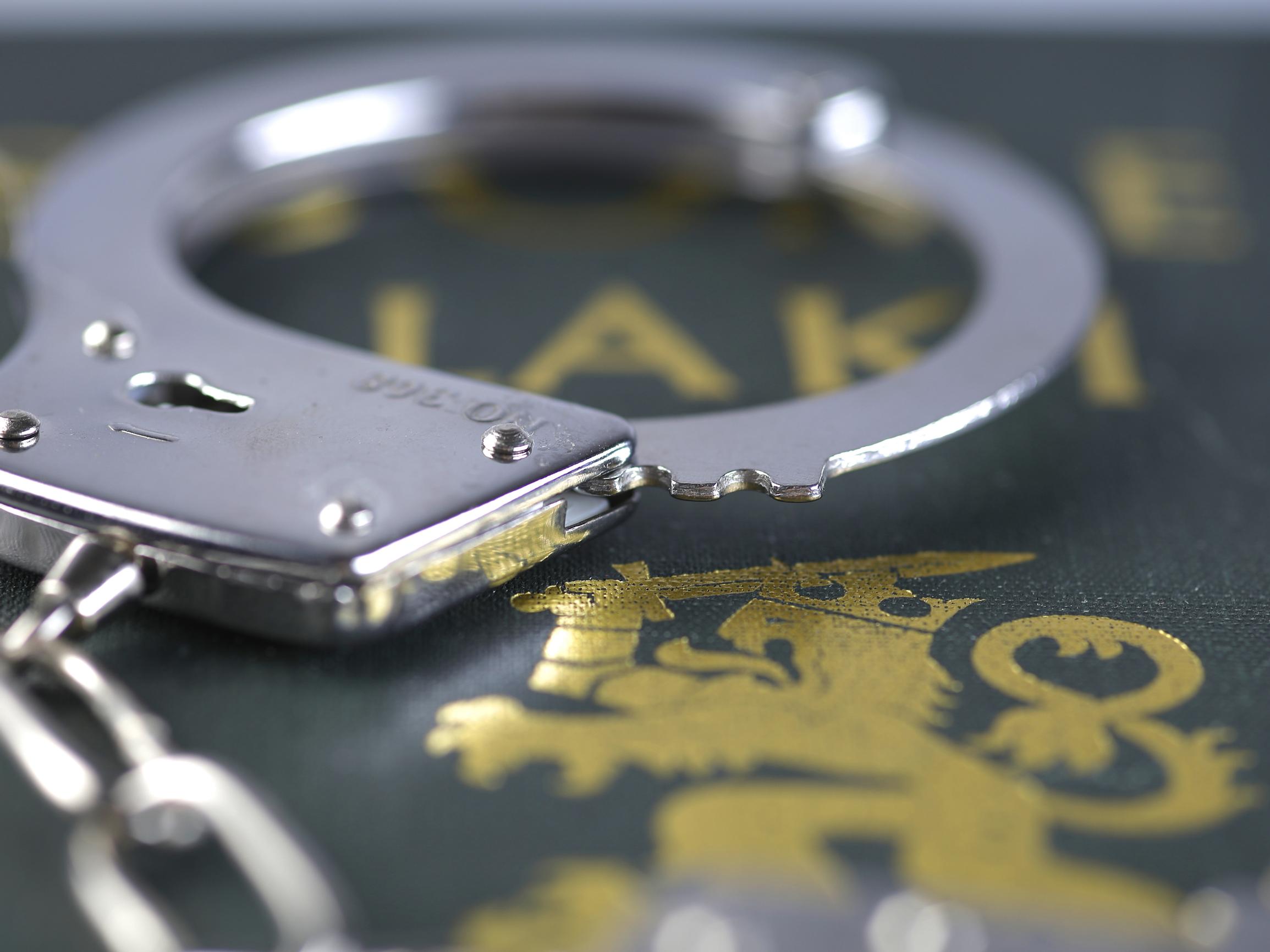 Näin kaksoiskansalaisuuden voi menettää: Maanpetos, vakoilu, terrorismi, sotaan yllyttäminen – Rikosten täytyy kohdistua Suomen elintärkeitä etuja vastaan