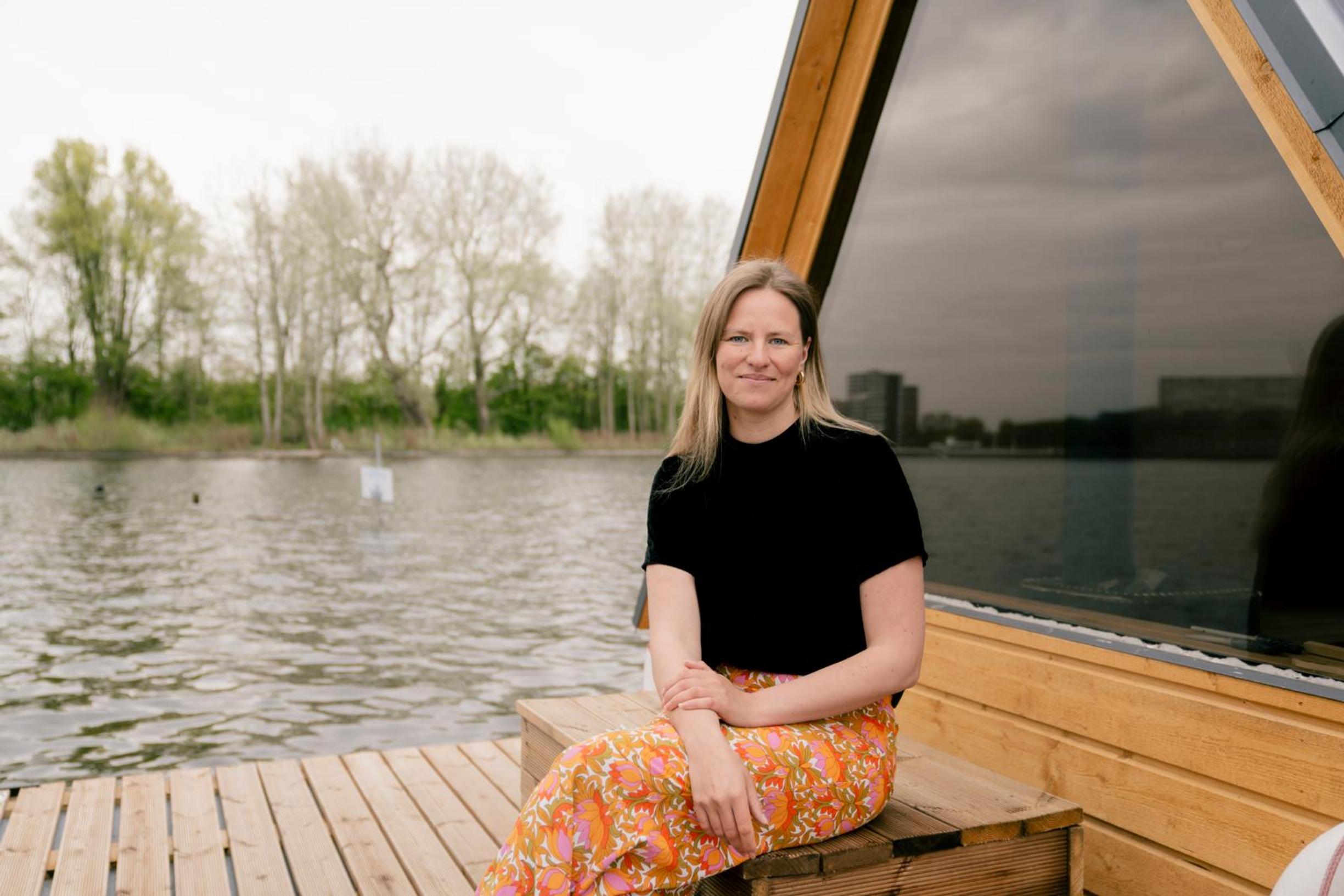 Elsa Havas istuu saunalautan kannella Amsterdamissa