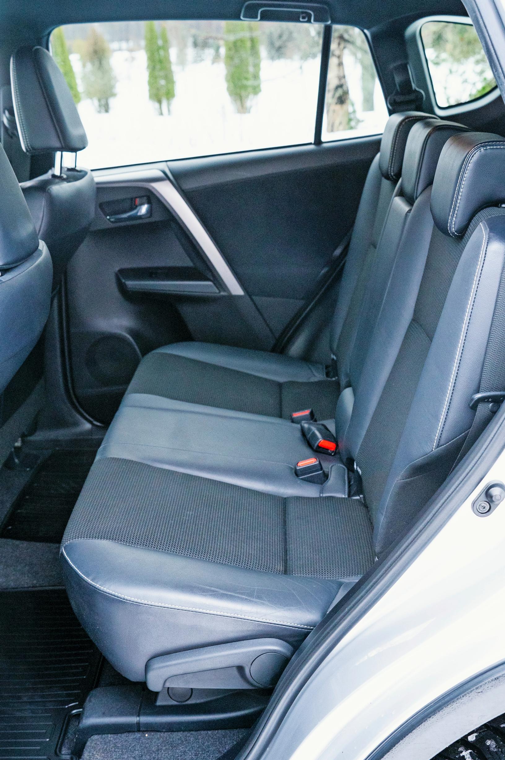Toyota RAV4:n takapenkki tarjoaa sopivasti tilaa aikuisillekin.