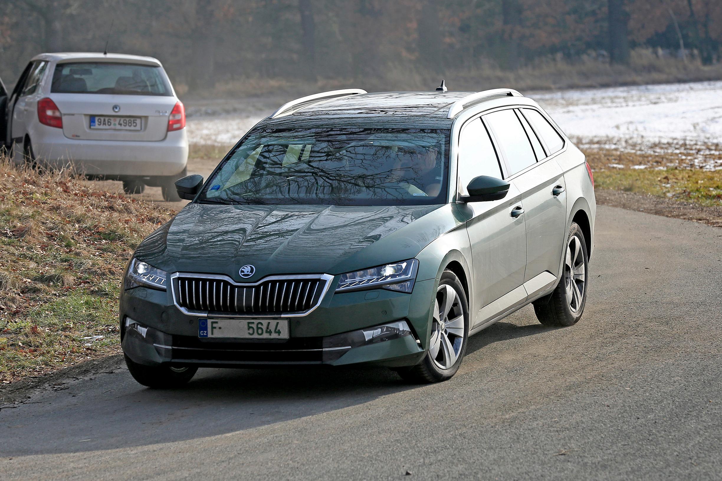 Salakuvissa Skoda Superb facelift - kevyillä muutoksilla