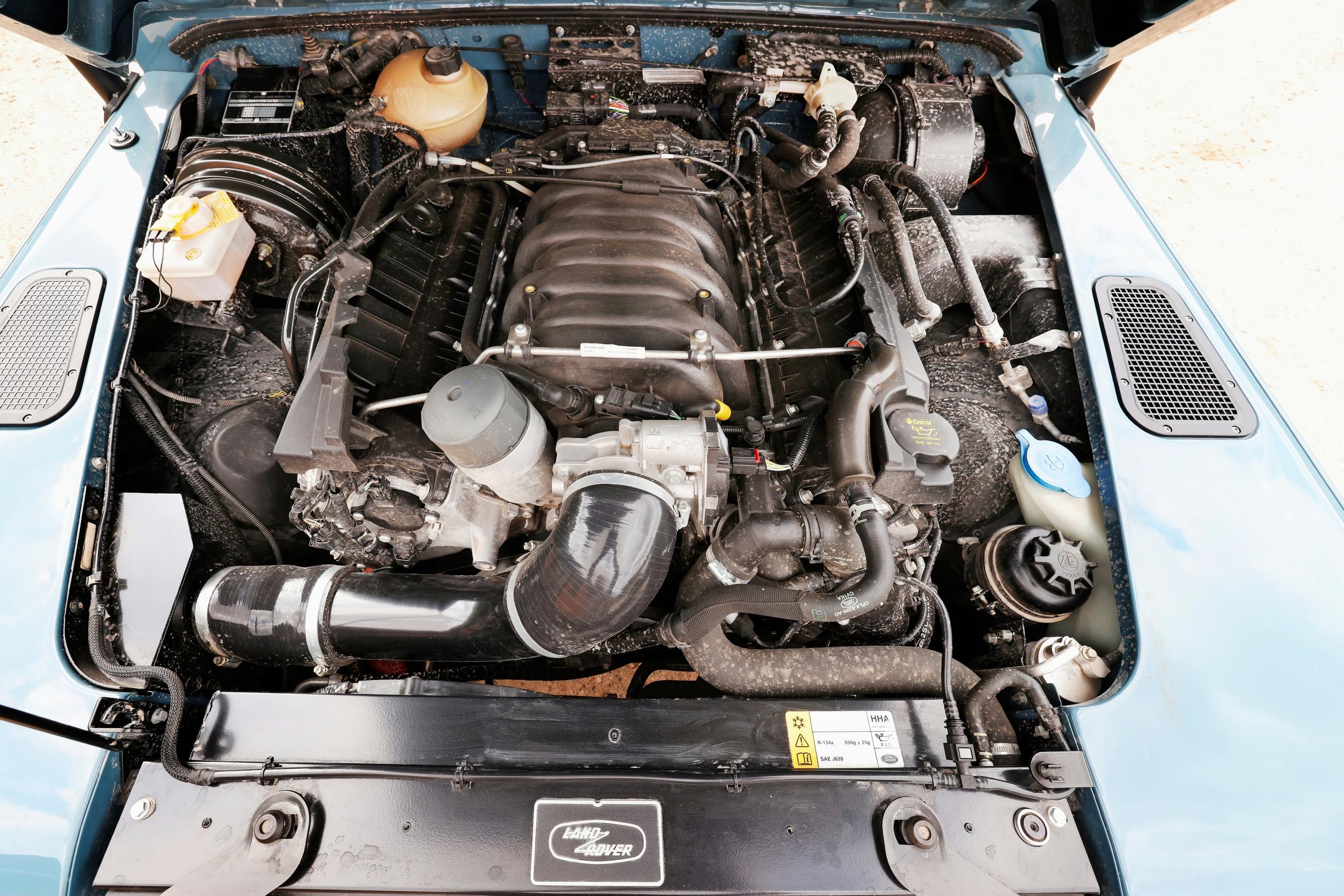 Land Rover Defender V8:ssa Jaguarin V8 täyttää konehuoneen niin hyvin, ettei ahtimelle ollut enää tilaa. Silloin Defender olisi vielä villimpi.