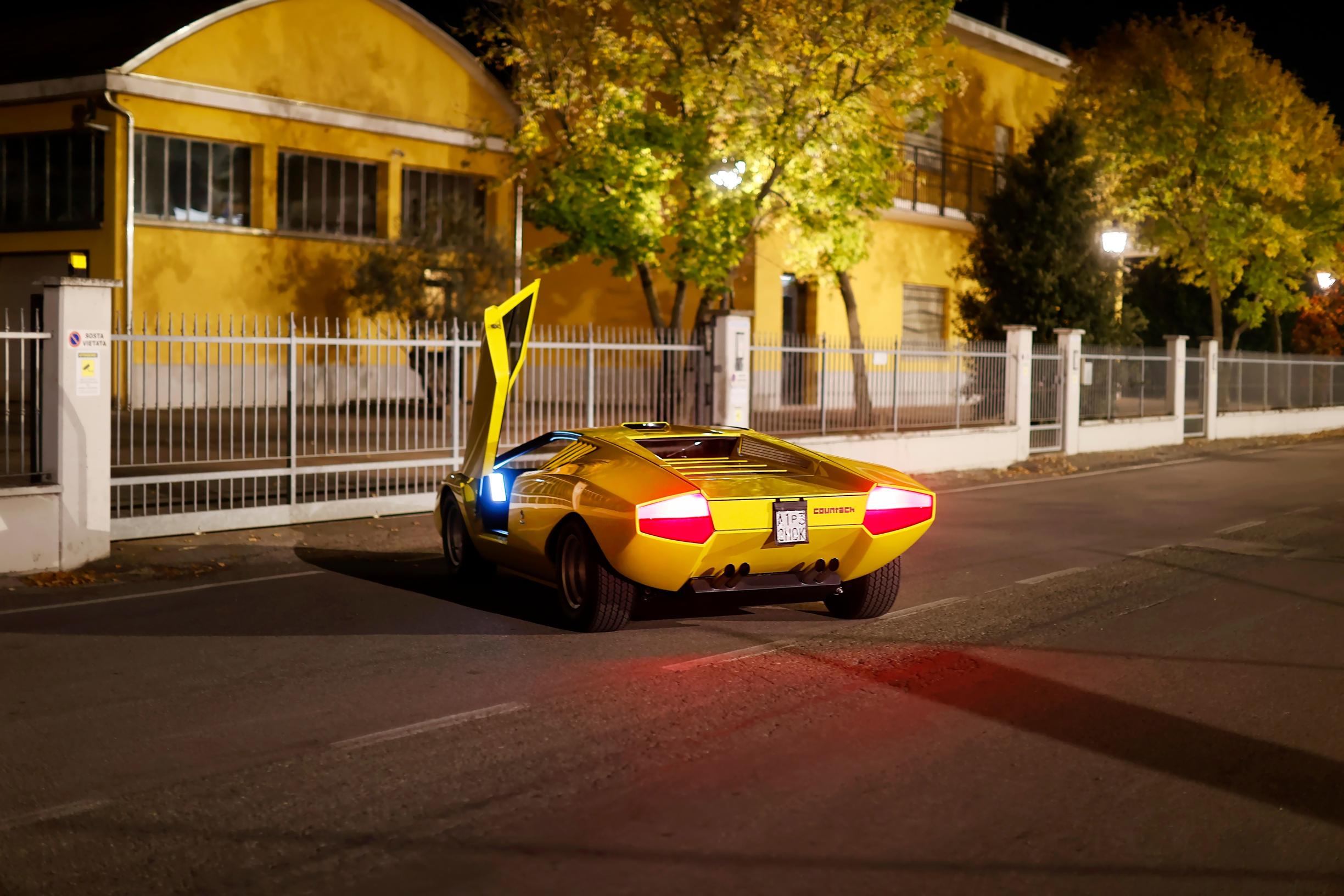 Lamborghini Countach LP500 on äärettömän geometrinen.