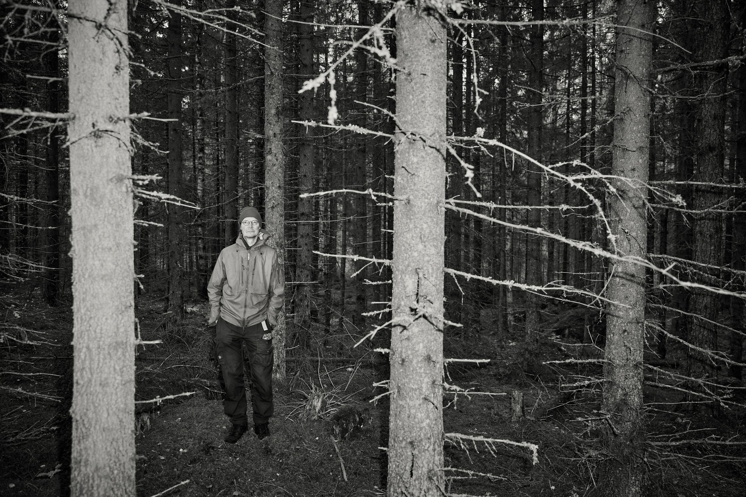 Juha Hurme metsässä.