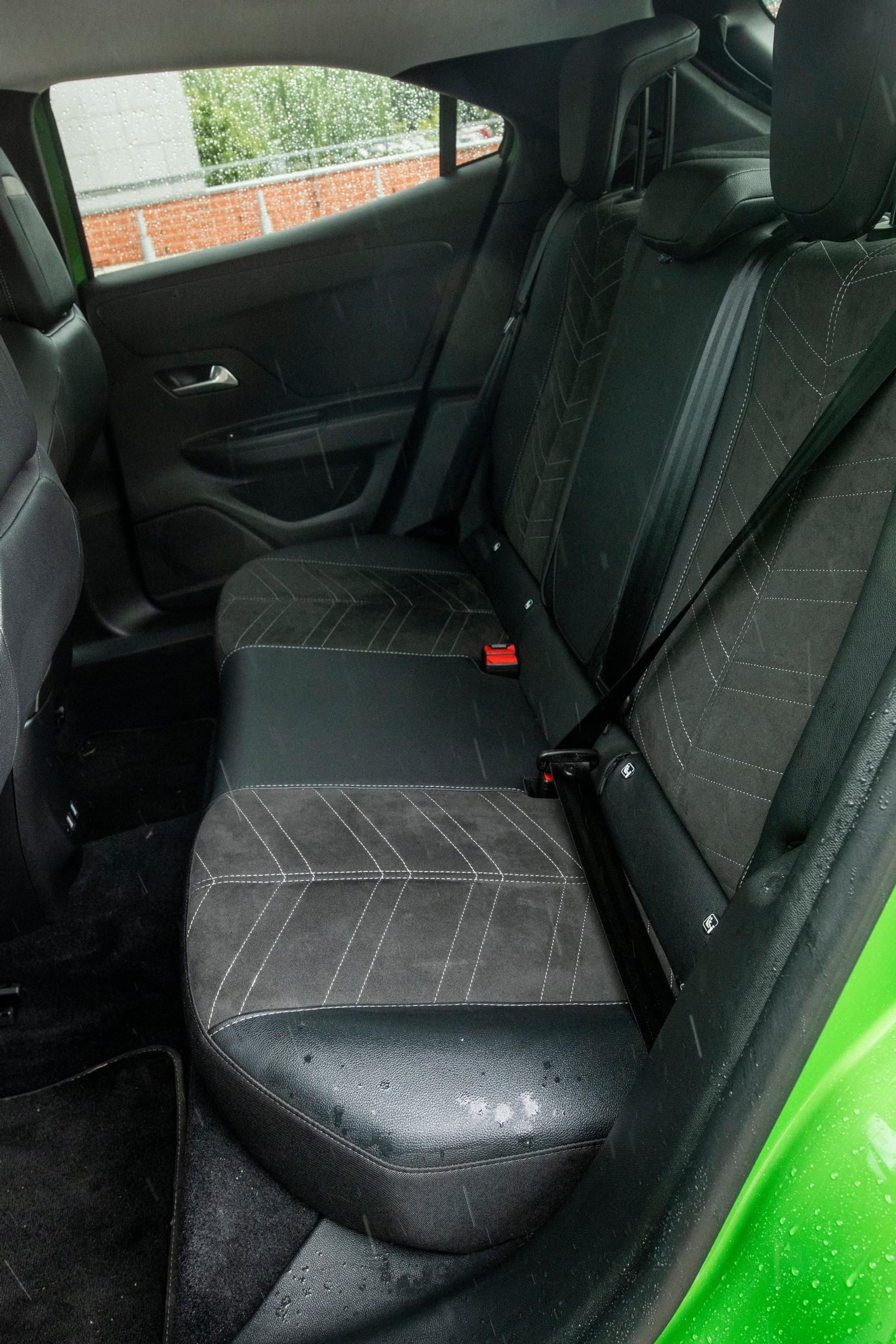 Opel Mokka-e Executive 136 A takapenkki