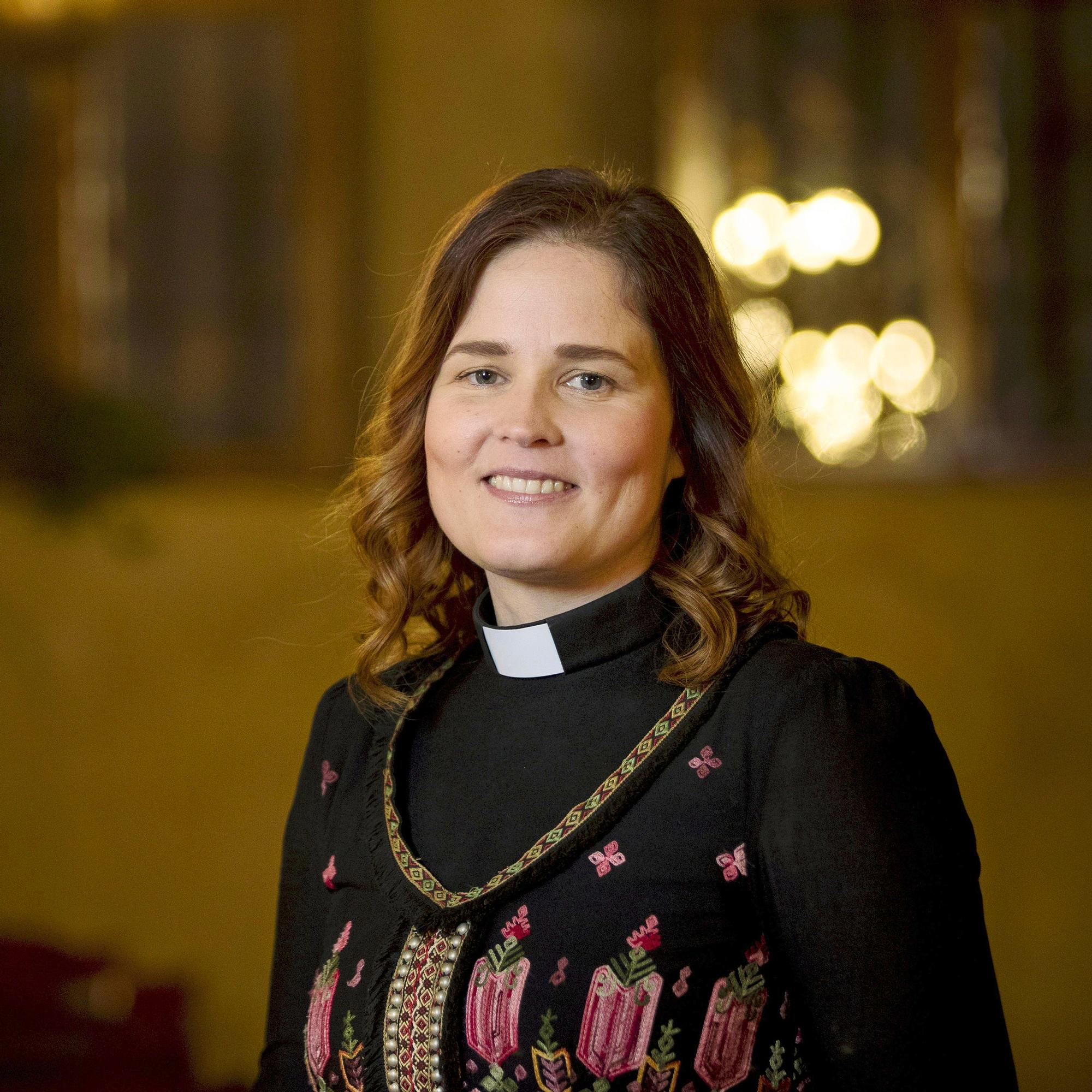 Mari Leppänen vihittiin Turun piispaksi: ”Toivon, ettei kukaan jää yksin – Jos tuntuu, ettei selviä, kirkkojen ovet ovat auki”