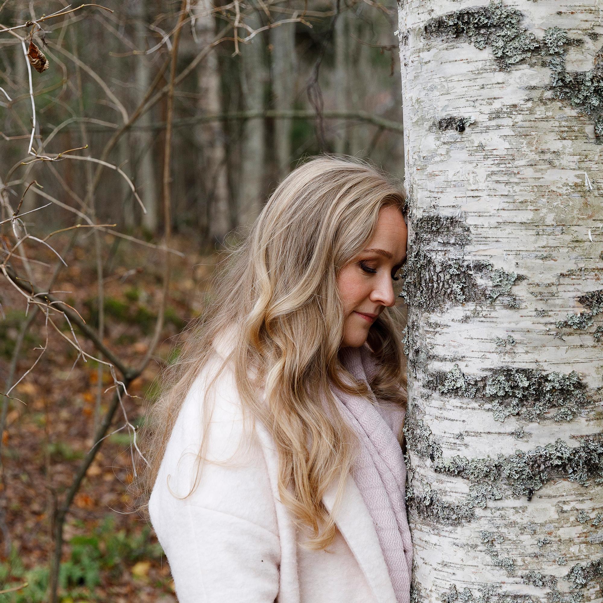 Johanna Huhtamäki on menettänyt pienen poikansa, kokenut parisuhdeväkivaltaa ja sairastunut vakavasti – ”Pimeyden keskellä voi olla myös valoa”