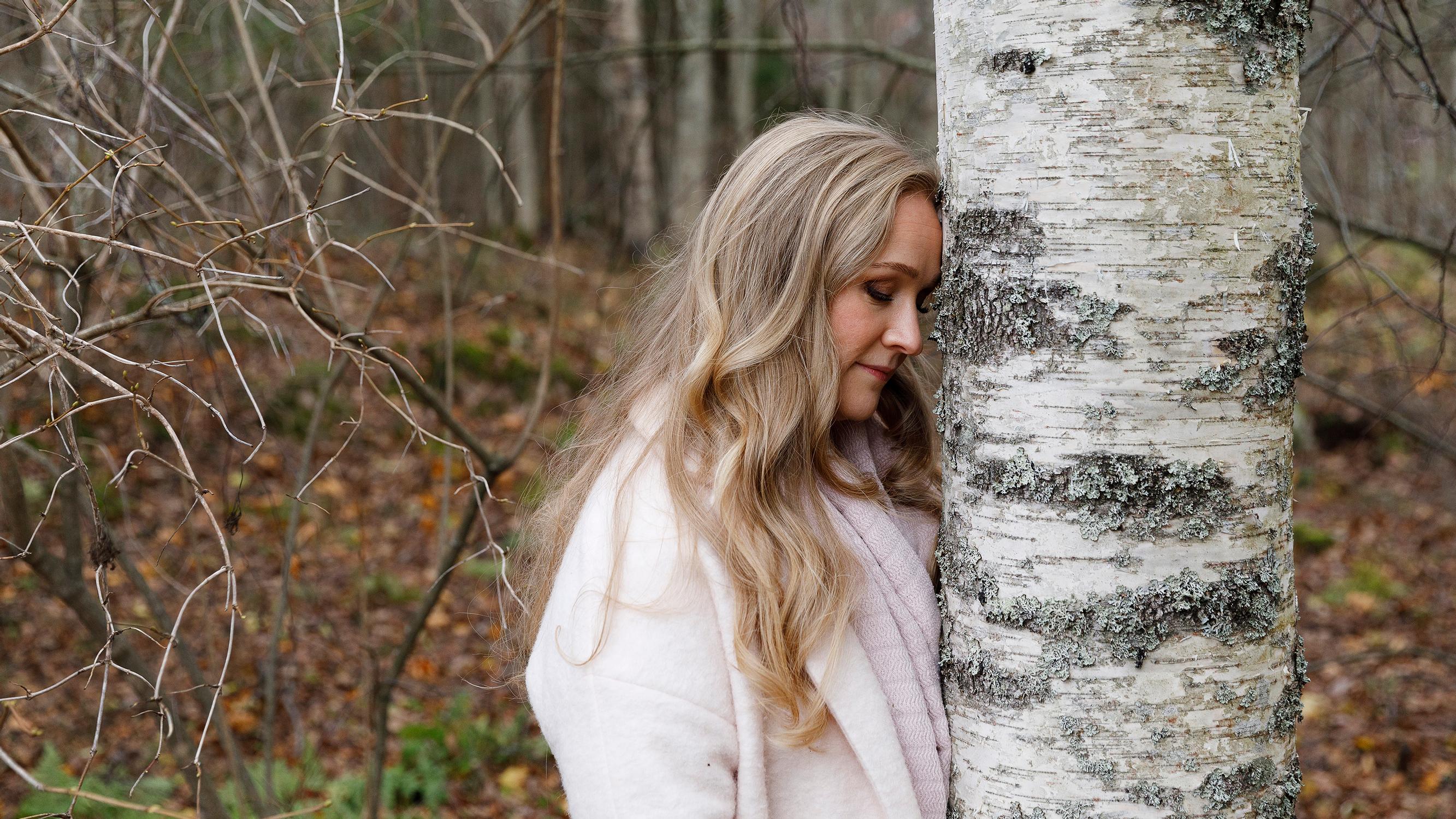 Johanna Huhtamäki on menettänyt pienen poikansa, kokenut parisuhdeväkivaltaa ja sairastunut vakavasti – ”Pimeyden keskellä voi olla myös valoa”
