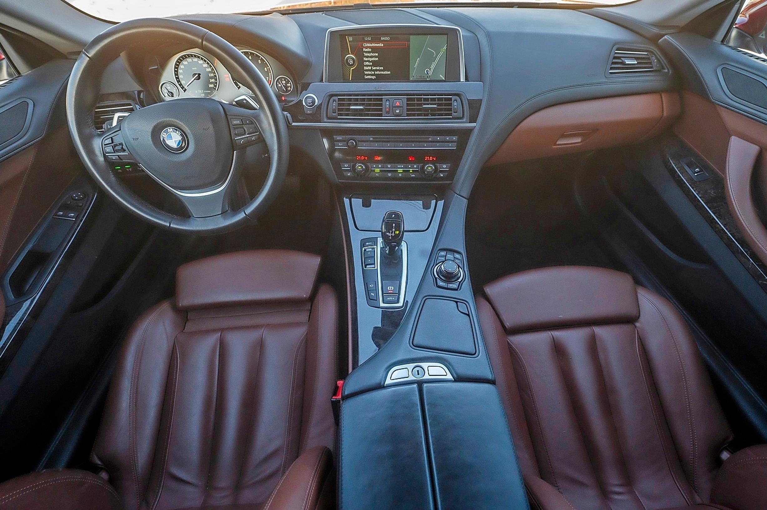 BMW 640:n kojelauta edustaa klassista menneen maailman tyyliä. Kyllä se vain on niin, että ennen oli paremmin.
