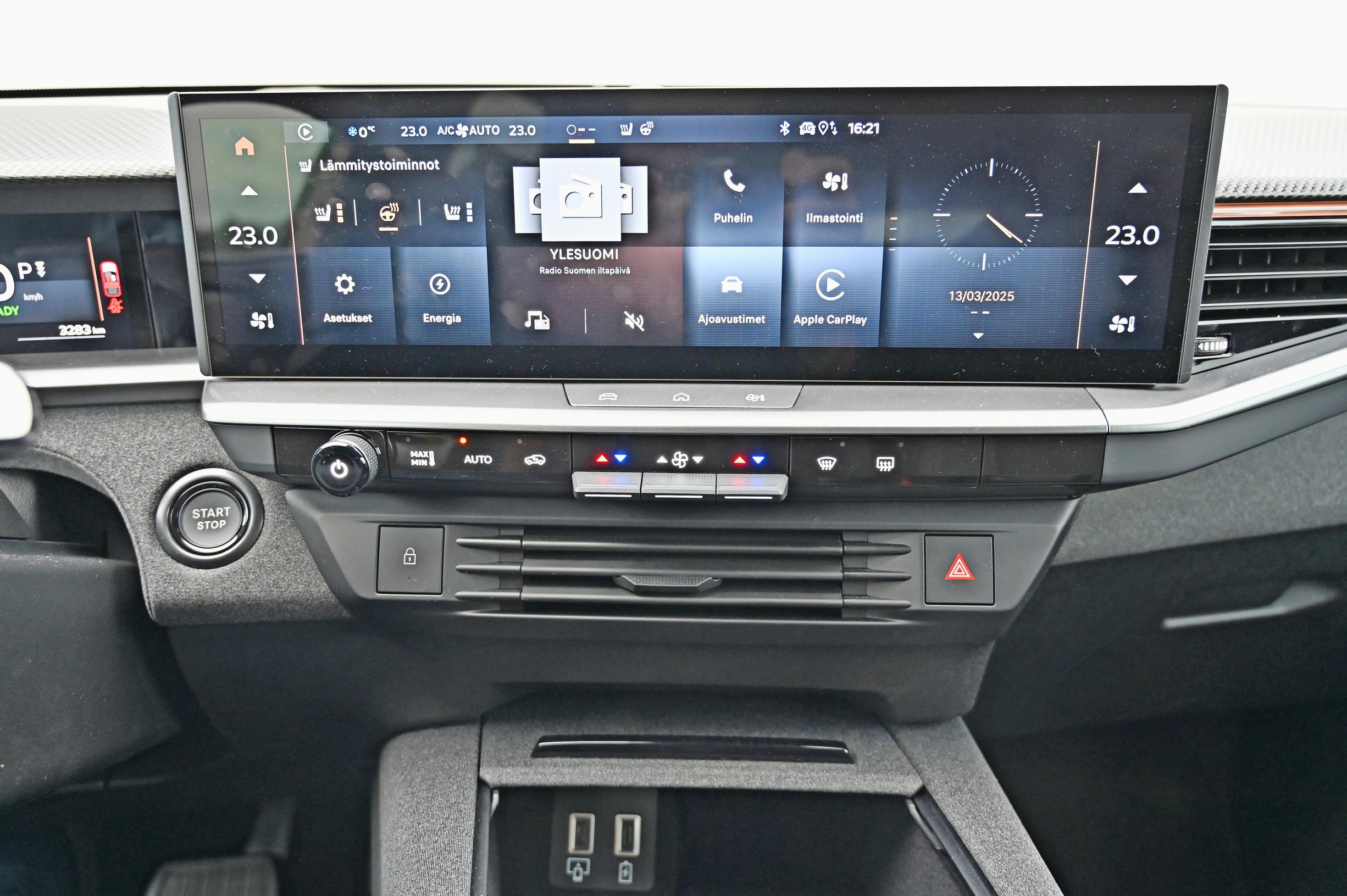 Uuden Opel Grandlandin kosketusnäytössä on terävä kuva. Sen alapuolella on rivi joitakin fyysisiä painikkeita.